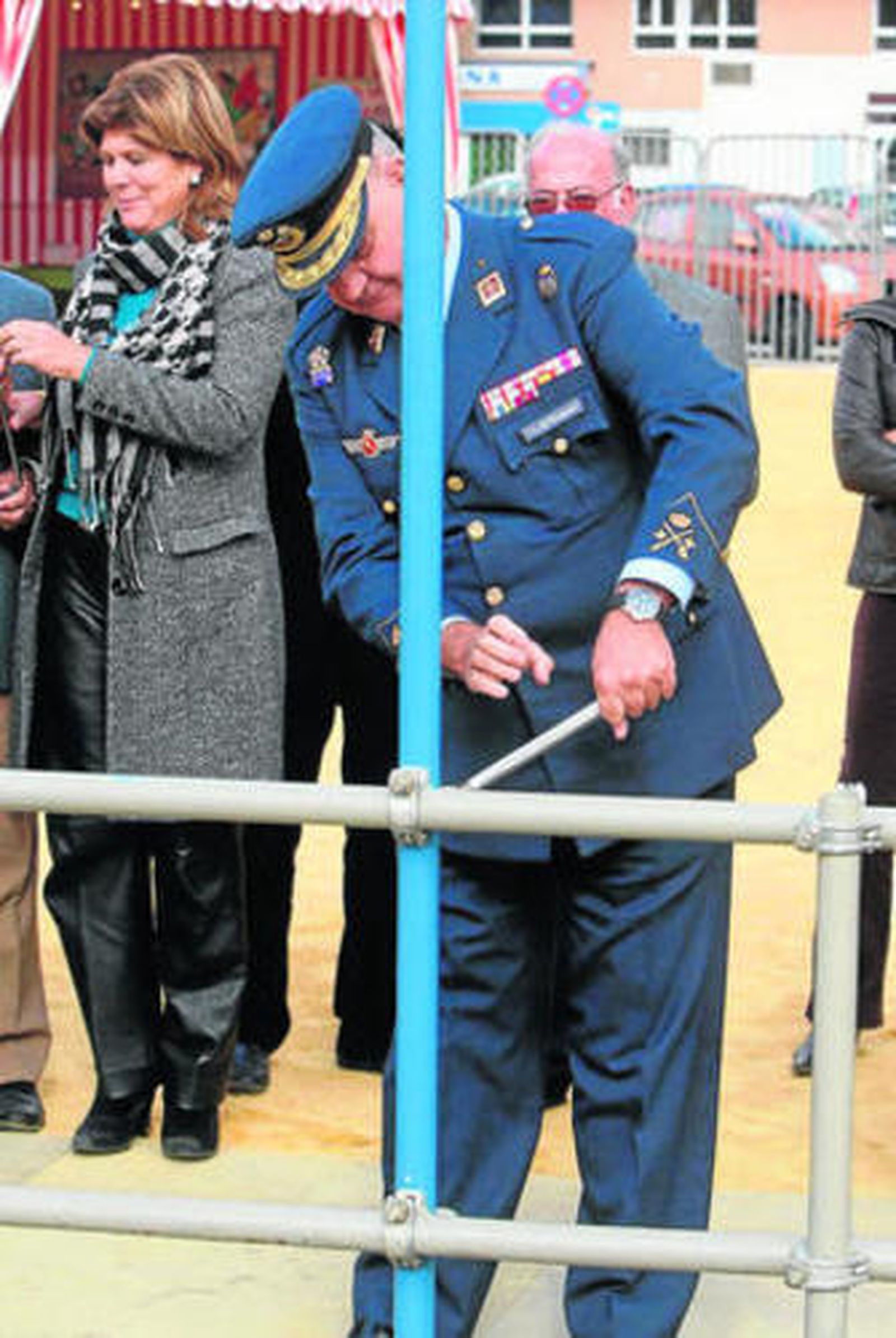 El general Valderrábano coloca el tubo de una portada muy aérea.