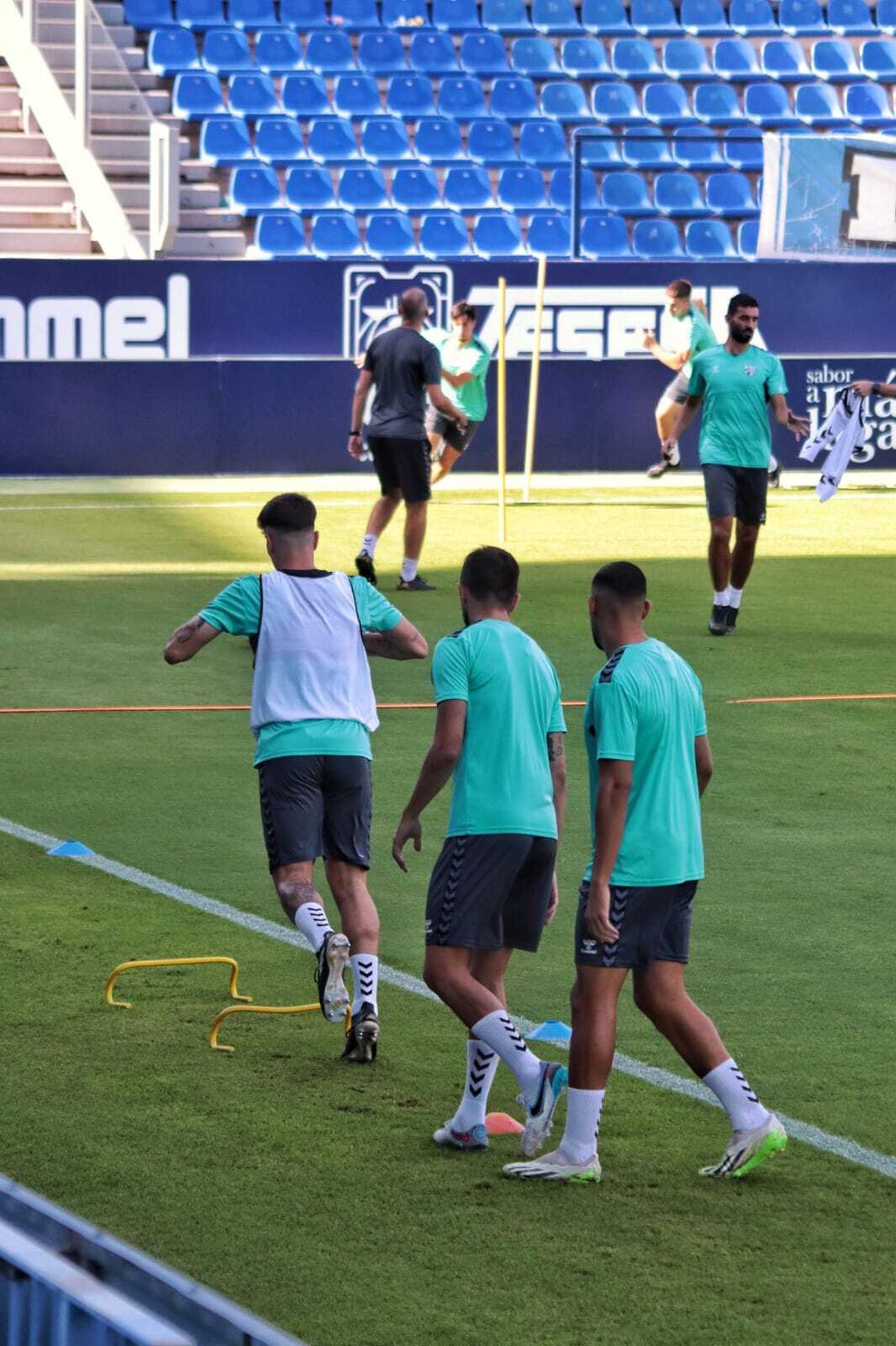 La sesión del Málaga CF antes de partir hacia Castellón, en imágenes
