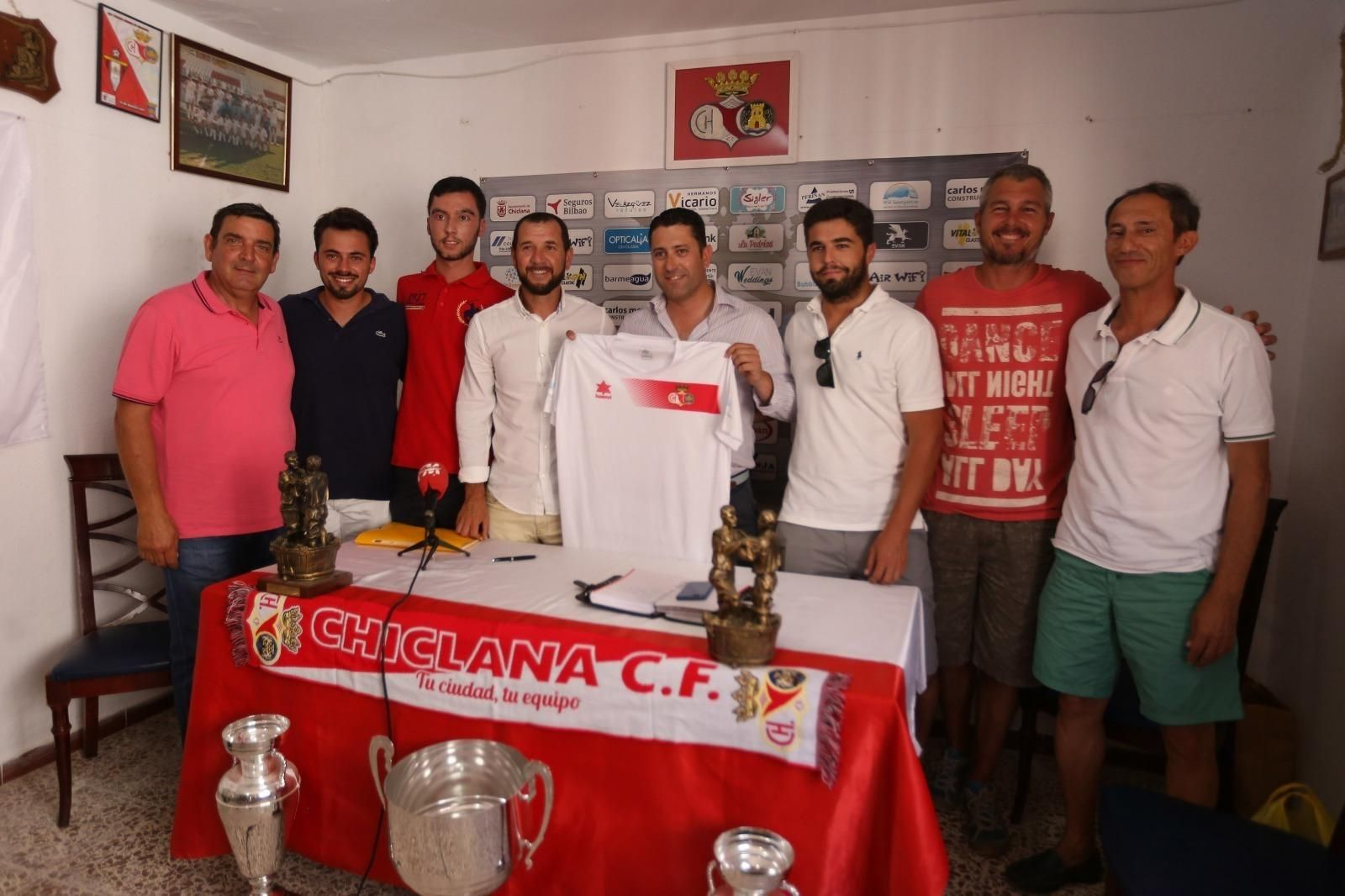 Integrantes de la junta gestora posan con el nuevo entrenador del conjunto chiclanero.