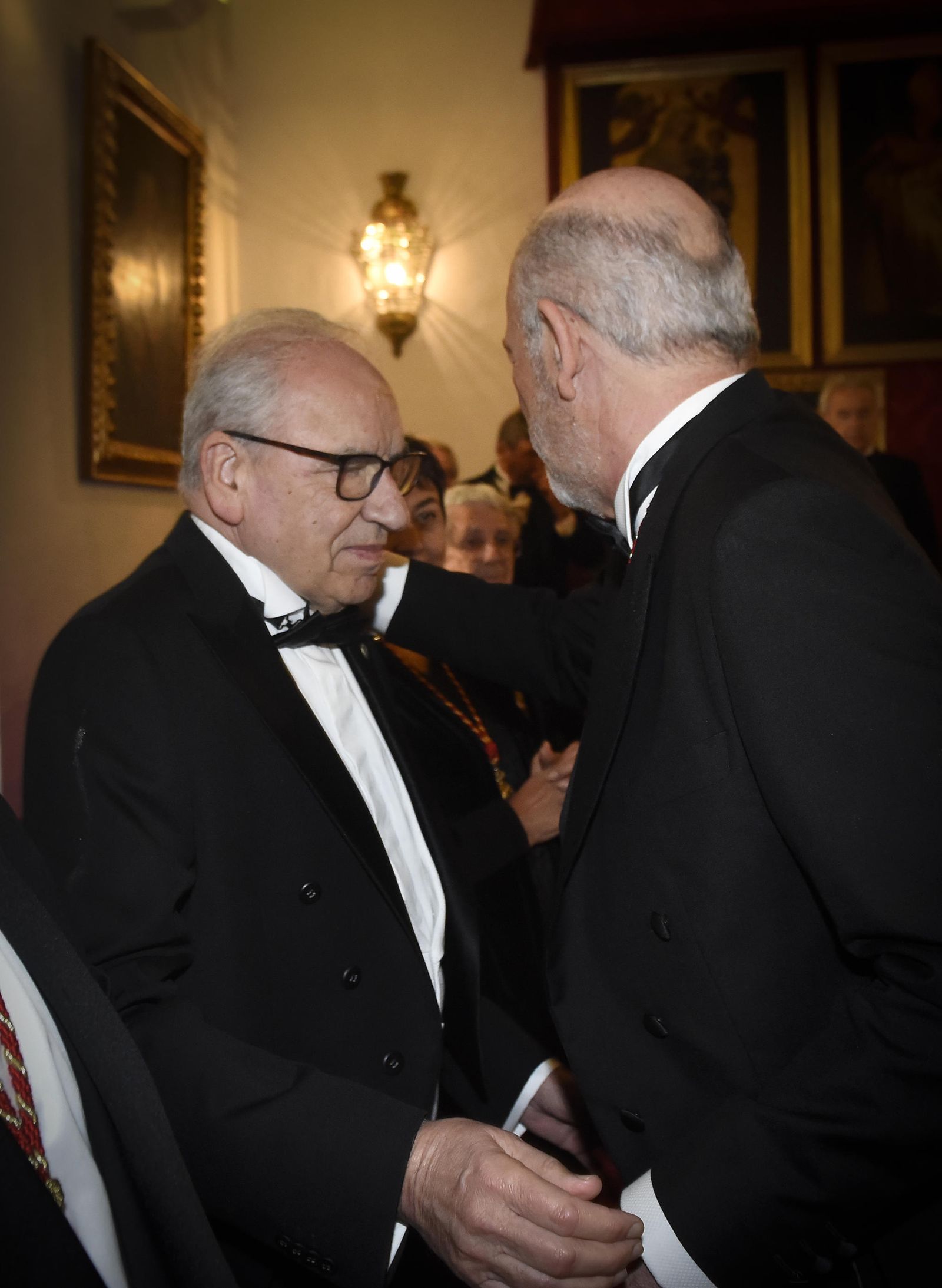 Alfonso Guerra saluda el nuevo académico de número.