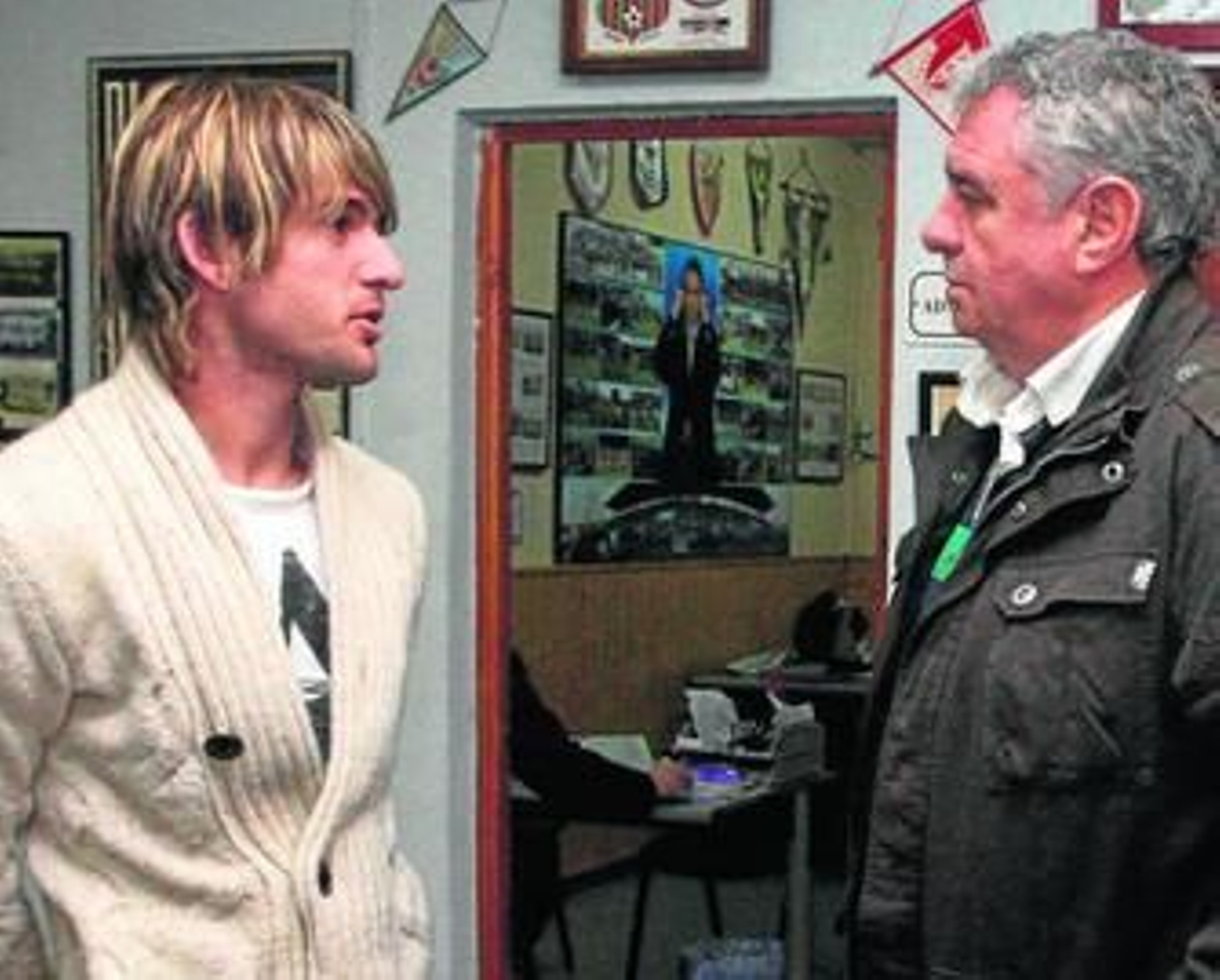 Ortiz (izquierda) conversa con el presidente, Alfredo Gallardo, ayer en las instalaciones del club.