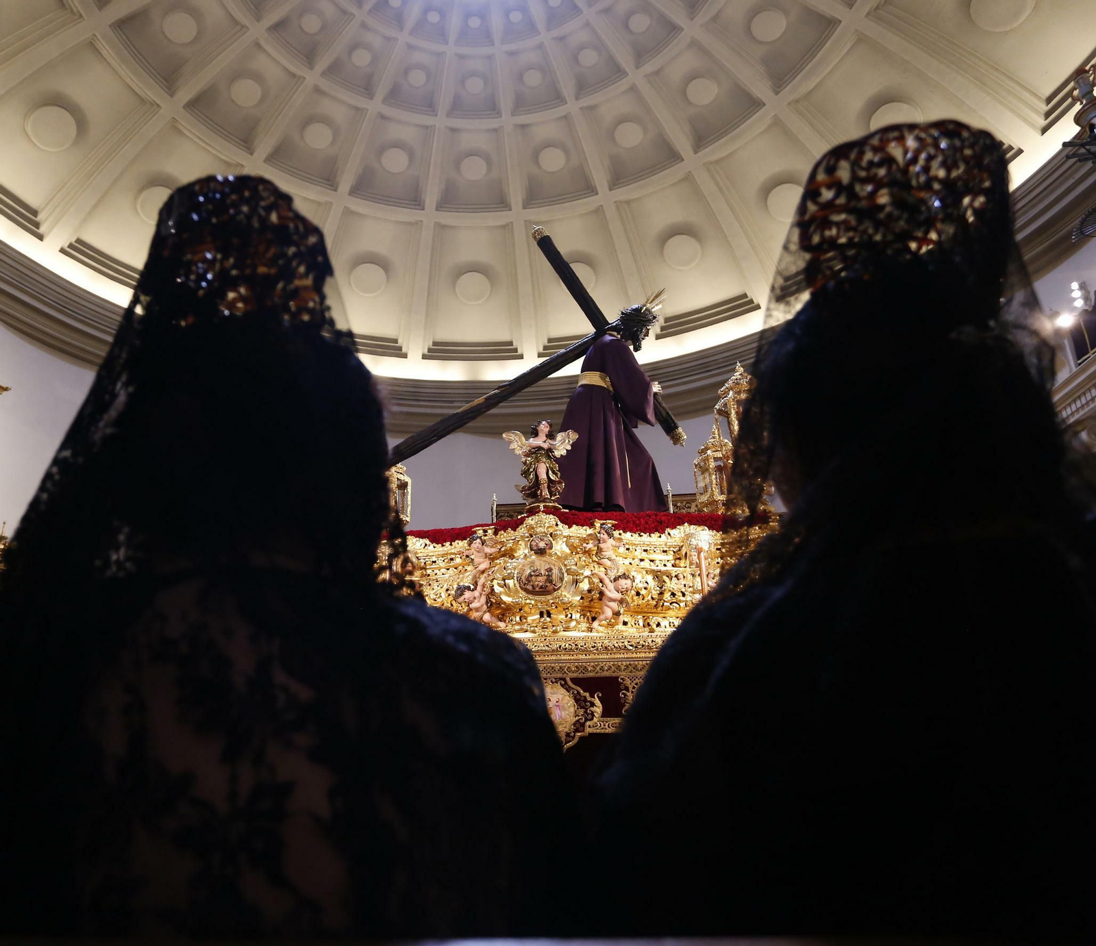 Colas en los templos a la espera de la Madrugá