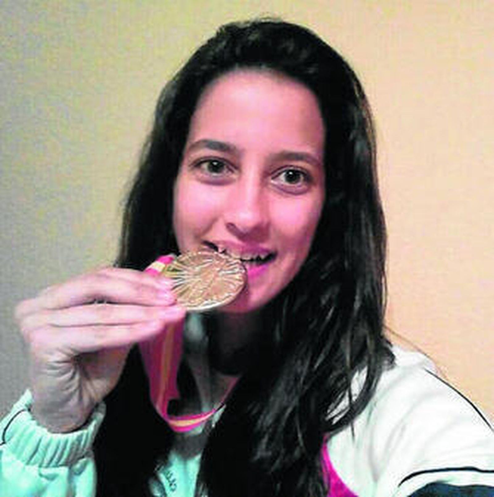 Belén Peña 'muerde' la medalla de lograda en tierras aragonesas.