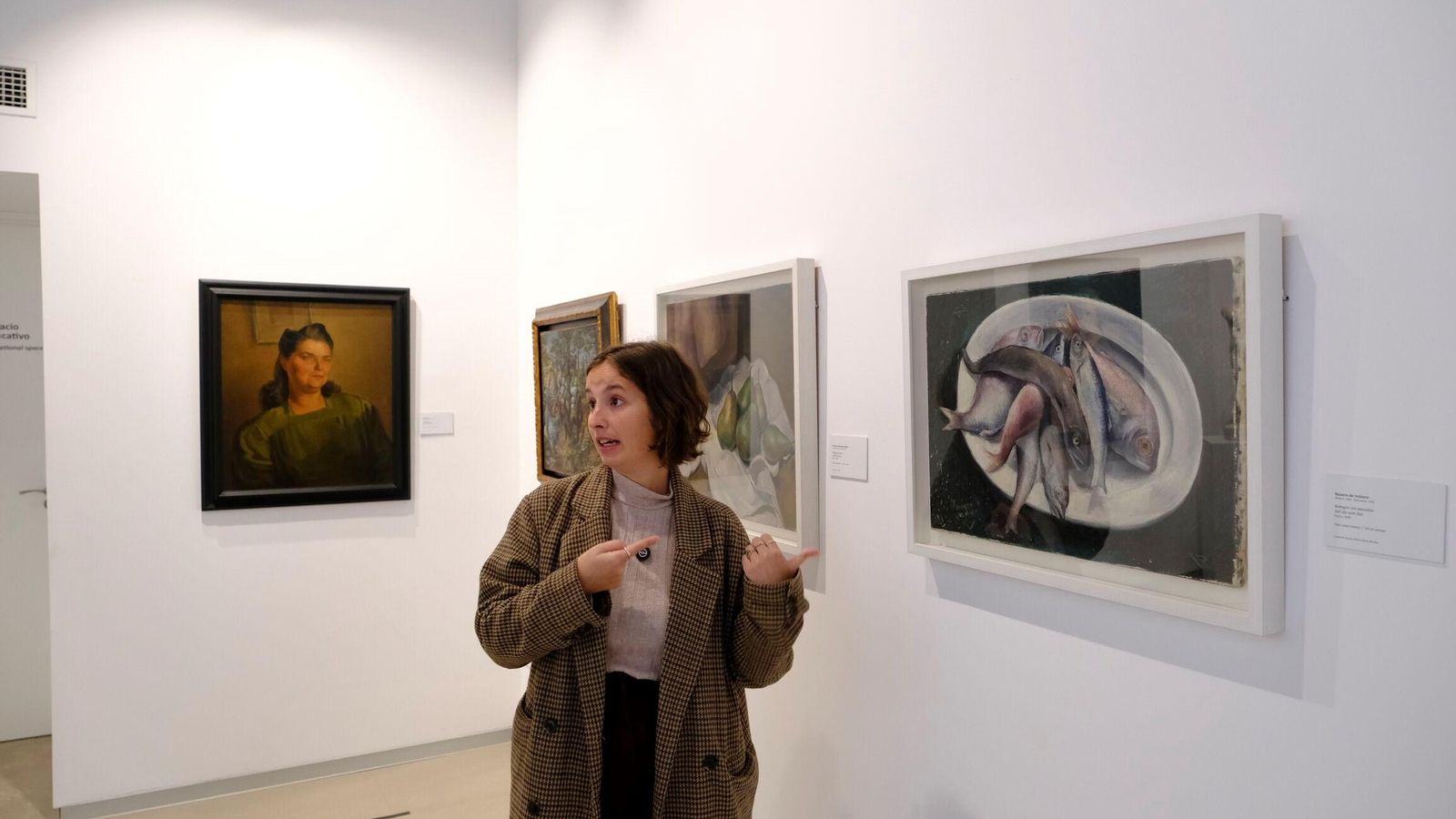 Una de las guías del MUREC explica el cuadro de Rosario de Velasco.