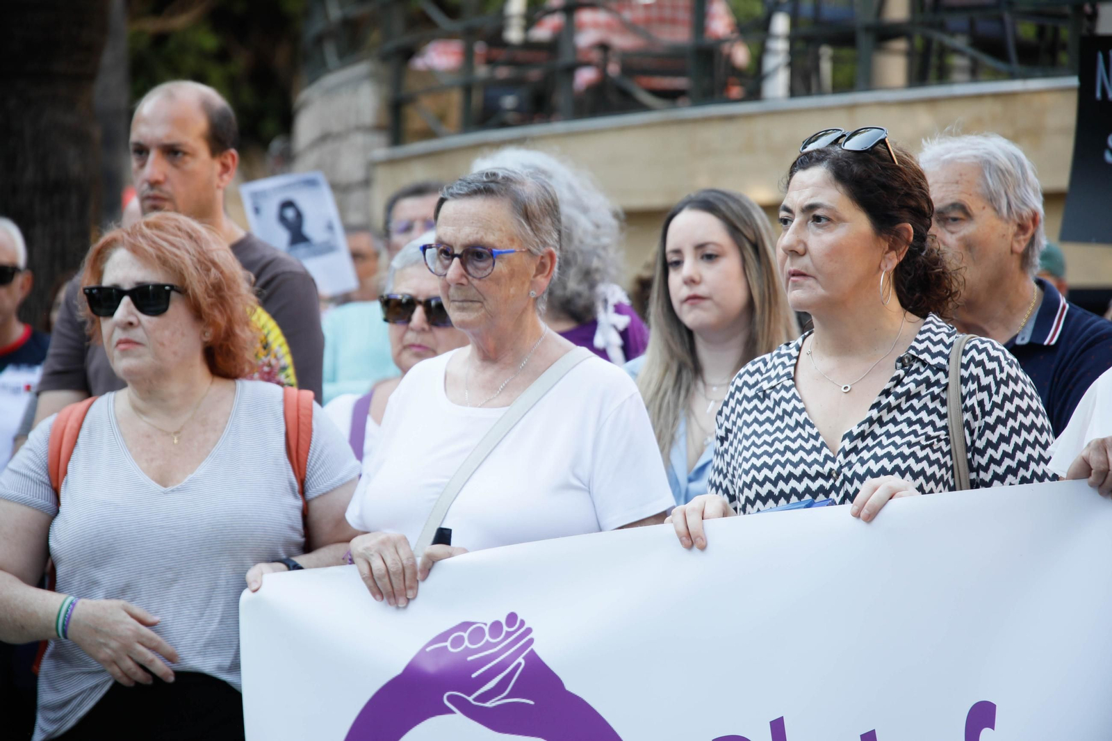 Las imágenes del minuto de silencio en el Mirador de la Rambla por la mujer asesinada en Almería