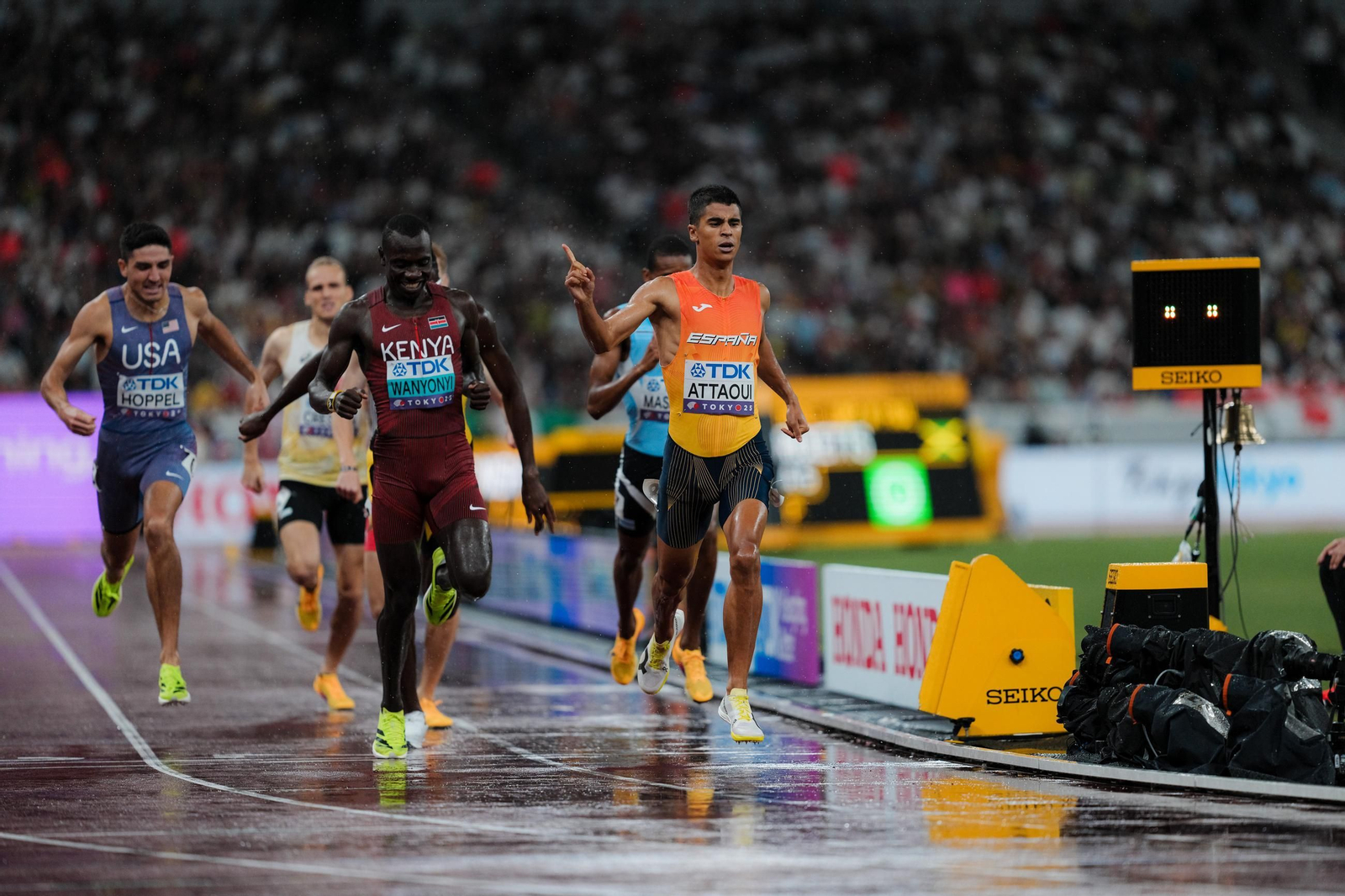 Moha Attaoui entra como ganador en su semifinal del 800.