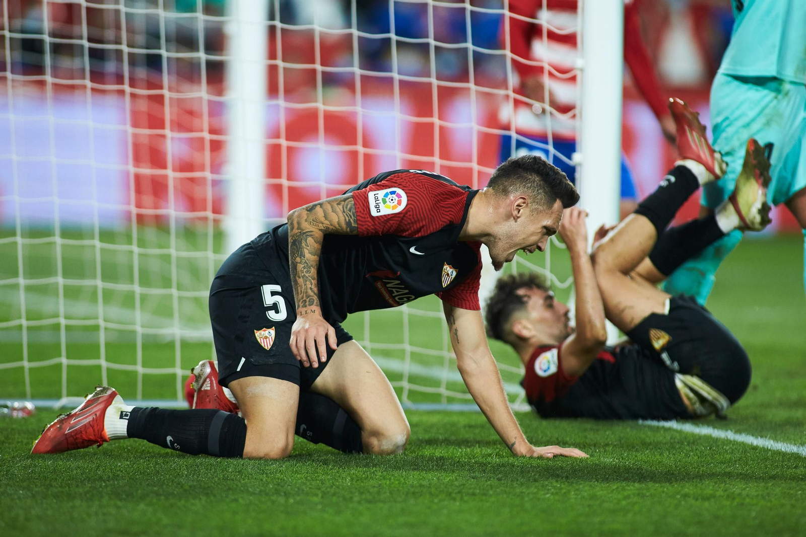 Lucas Ocampos se lamenta en el duelo ante el Granada CF en Los Cármenes.