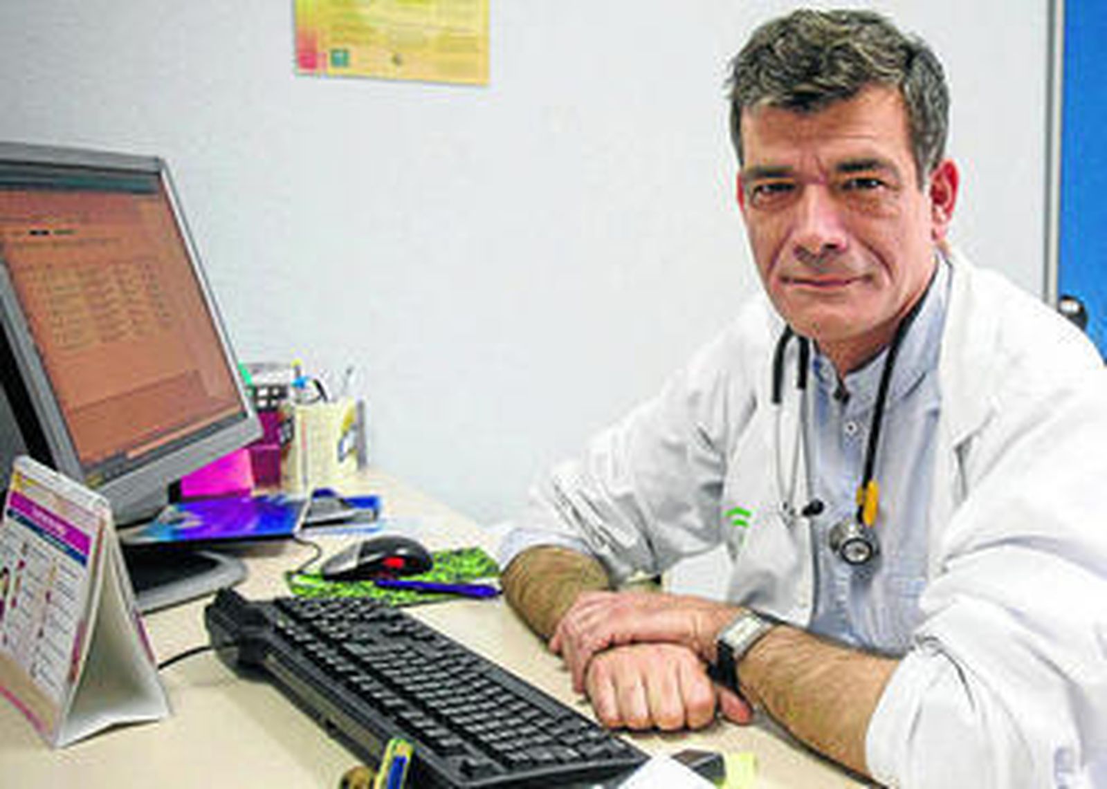 El doctor Diego Gutiérrez en su despacho del Hospital Puerta del Mar.