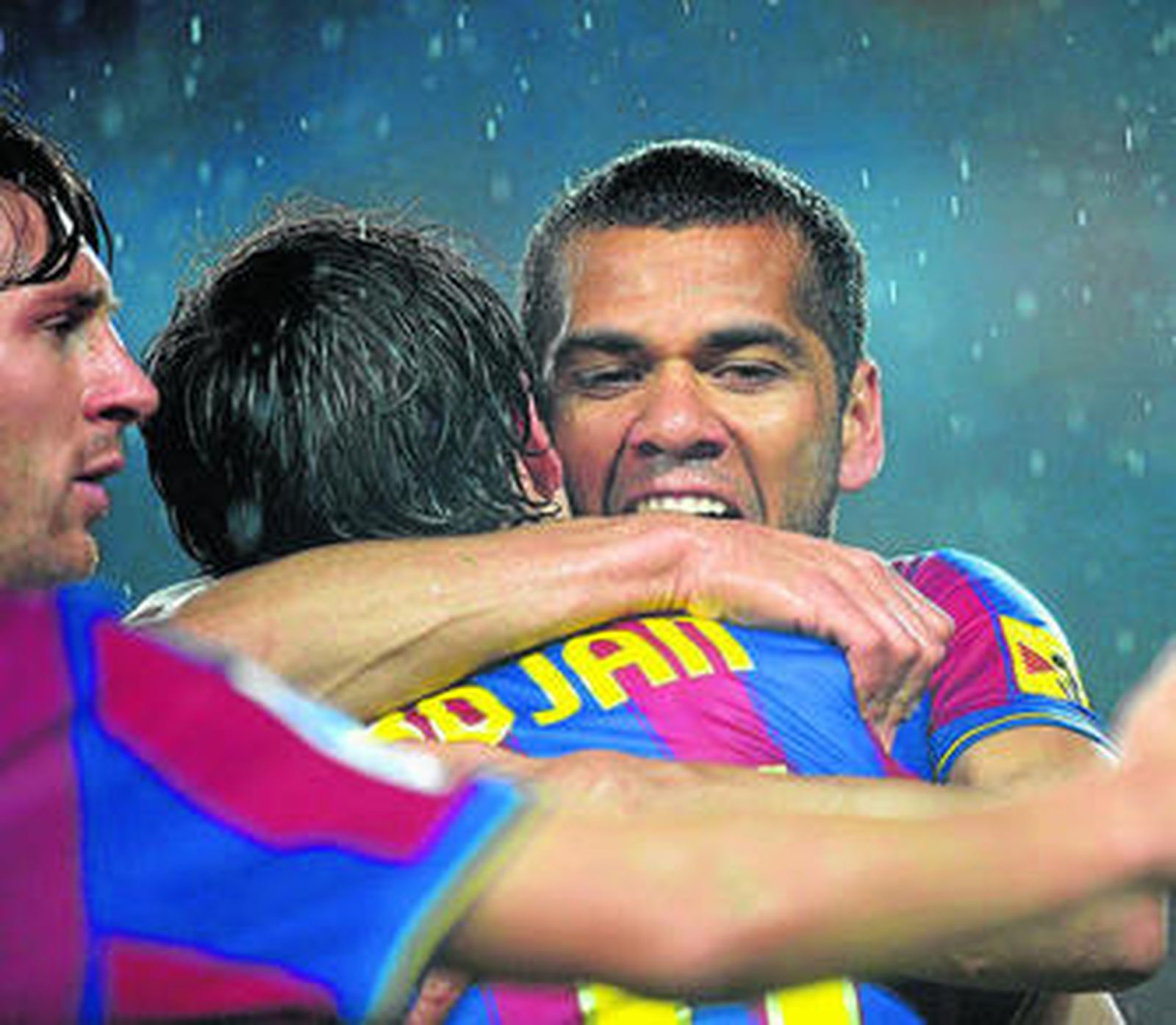 Daniel Alves, ayer el asistente perfecto, abraza a Bojan con Messi delante.