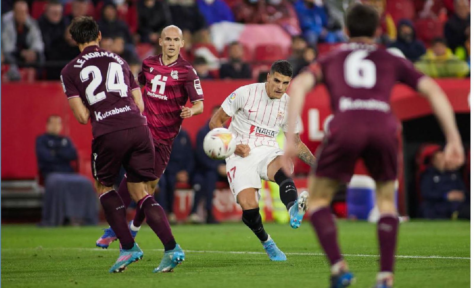 Lamela intenta meter un pase rodeado de jugadores de la Real.