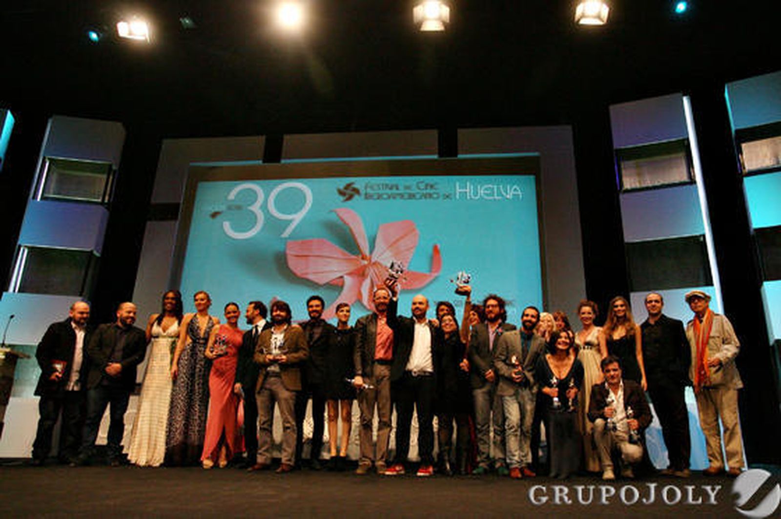 Foto de familia de los premiados junto a los presentadores, al término de la ceremonia de clausura celebrada anoche en la Casa Colón y retransmitida por TVE.  Foto: A.Dominguez/J.Correa
