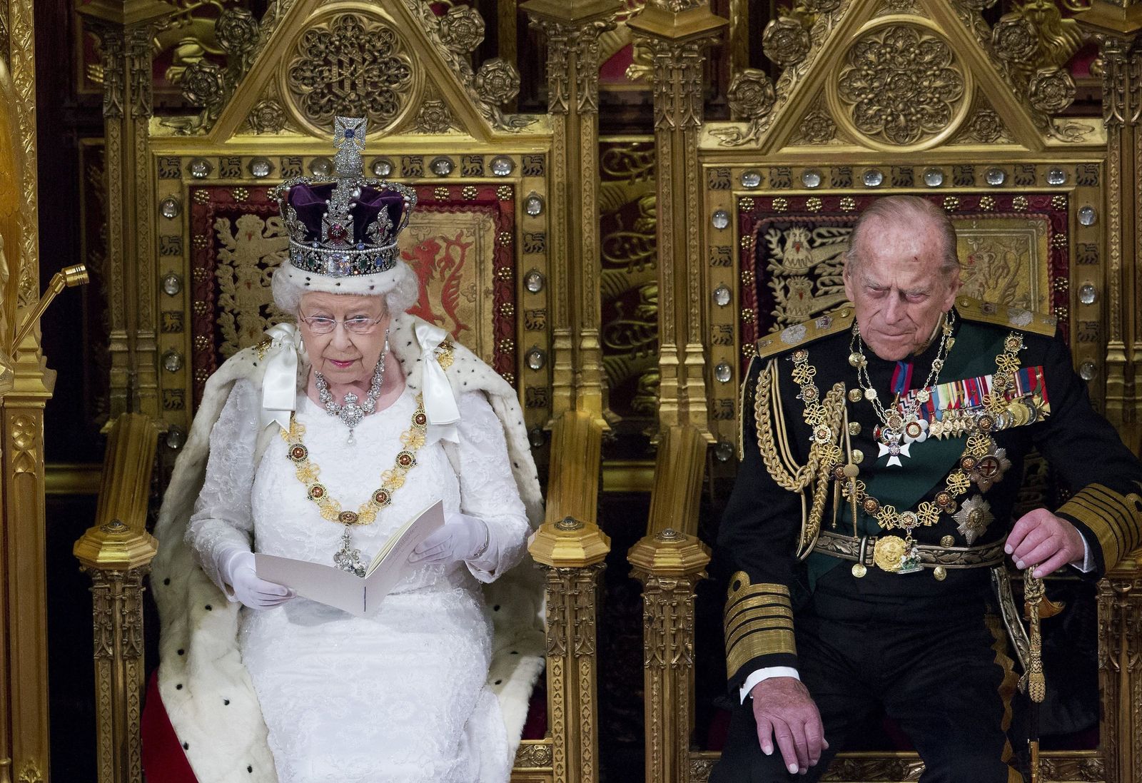 Isabel II habla de los peligros de llevar corona