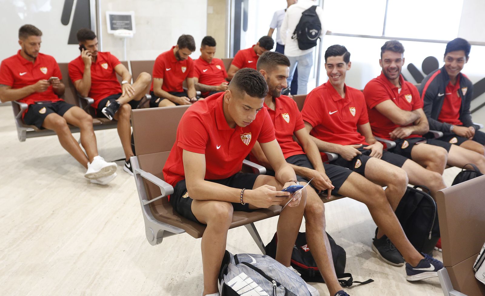 La plantilla sevillista, en la sala de espera del aeropuerto de San Pablo.