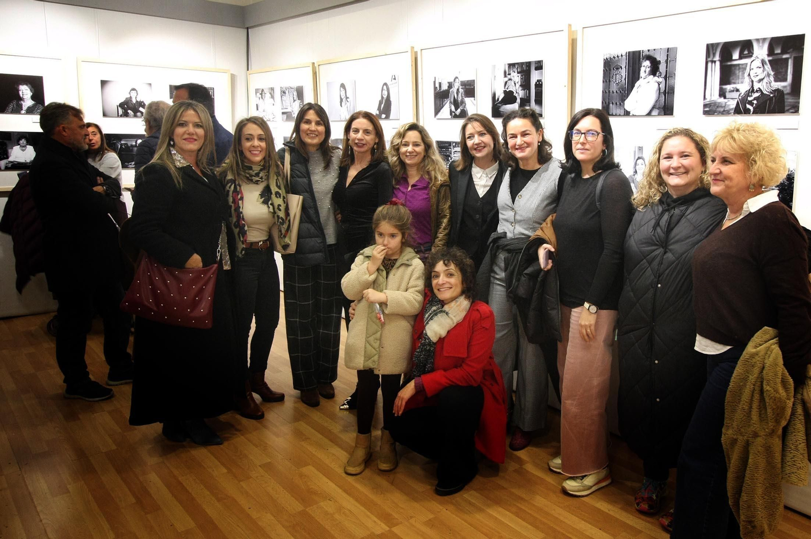 Imágenes de la mesa redonda "La presencia de la mujer en el periodismo" y exposición fotográfica "Pioneras", en el Centro de Comunicación Jesús Hermida, Huelva