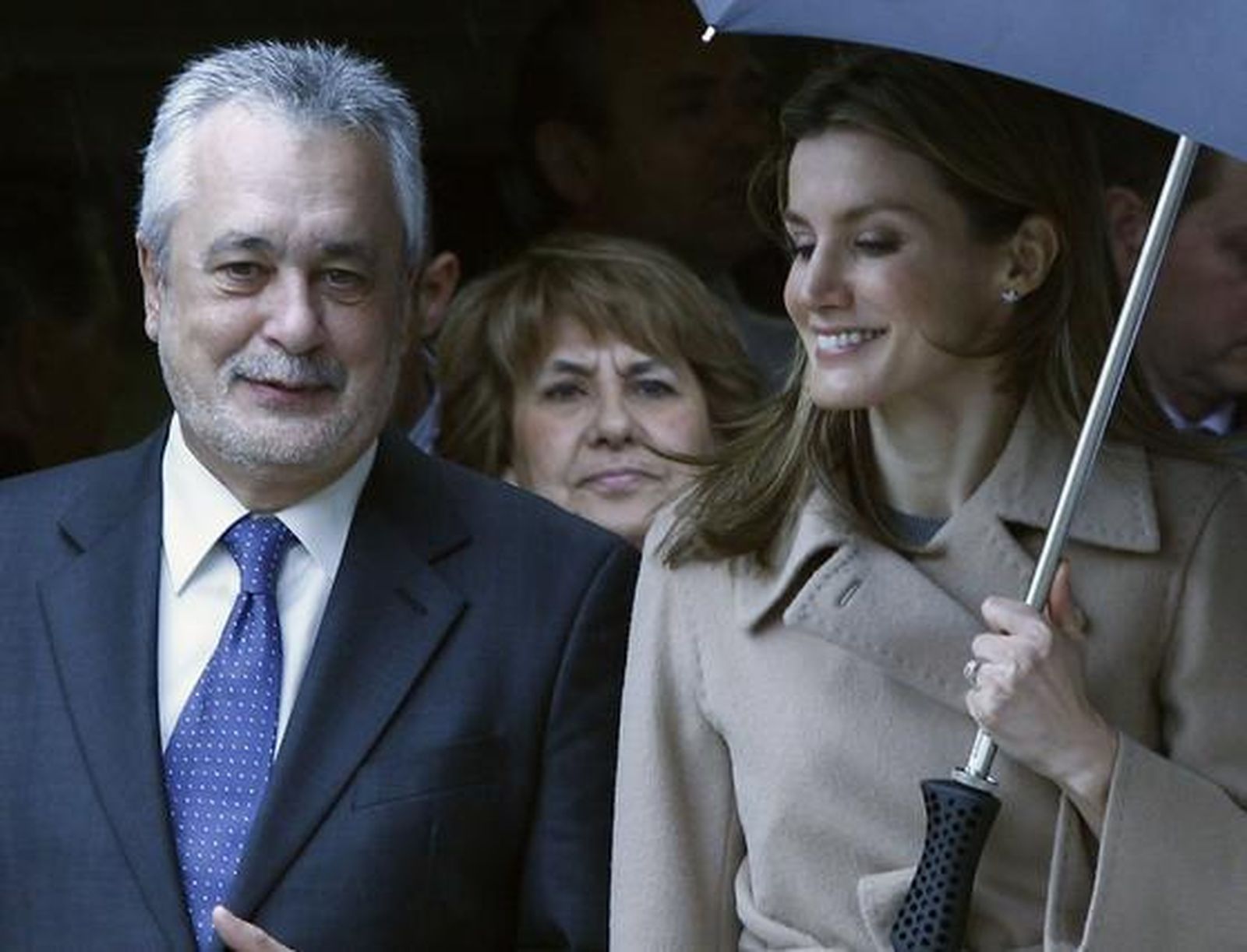 la princesa Letizia a su llegada al hospital junto al presidente de la Junta de Andalucía, José Antonio Griñán.

Foto: Antonio Pizarro