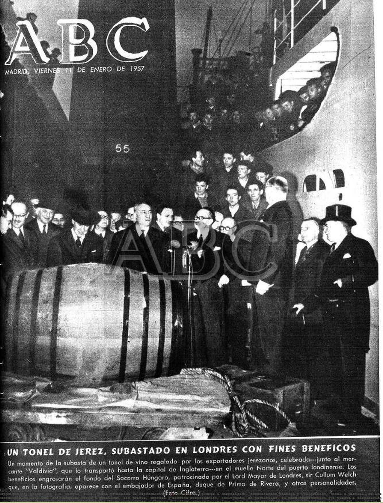 Un tonel de jerez se subasta en Londres con fines benéficos, 1957.