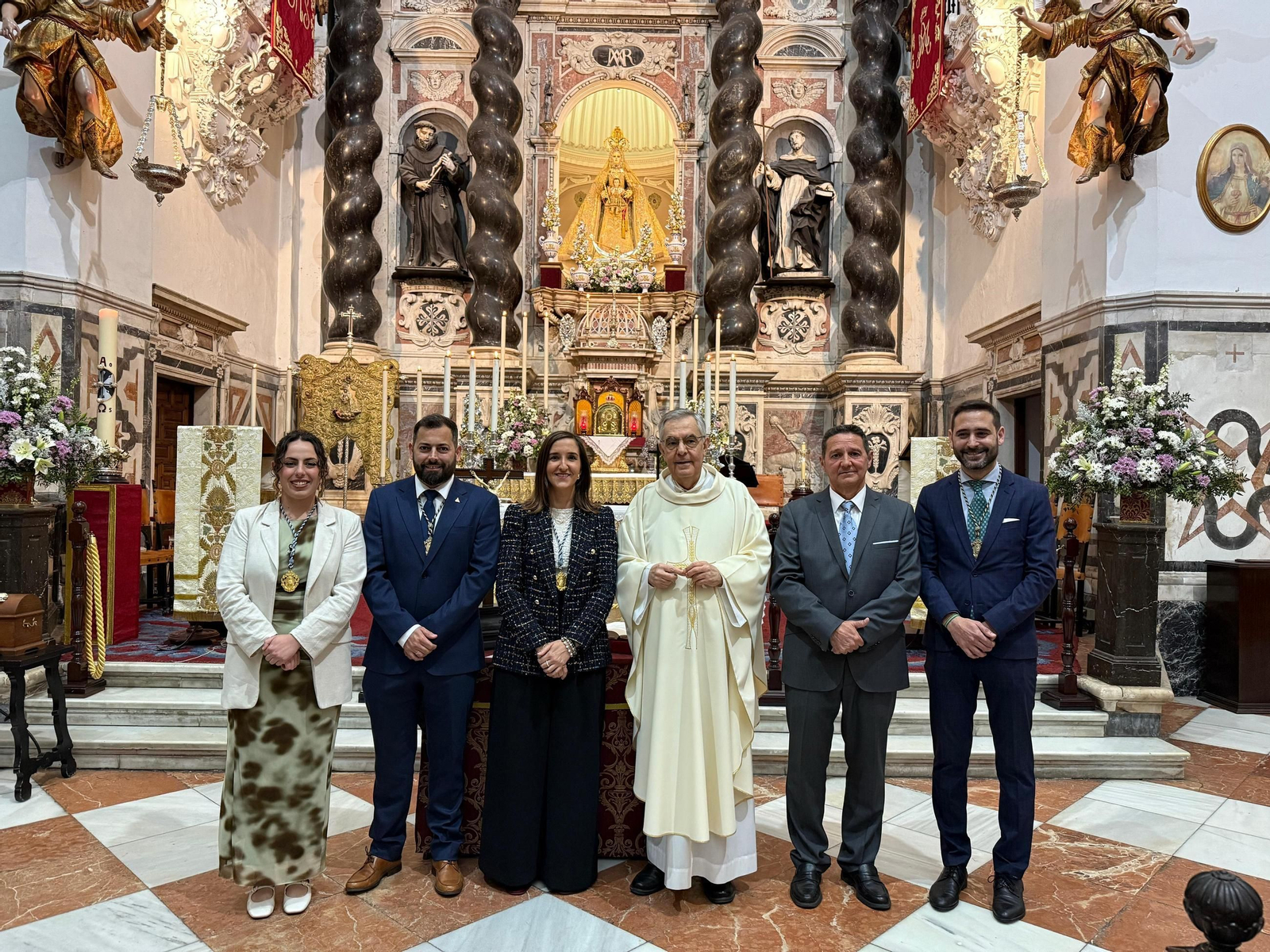 La nueva junta de gobierno de la cofradía del Rosario, tras tomar posesión el viernes.