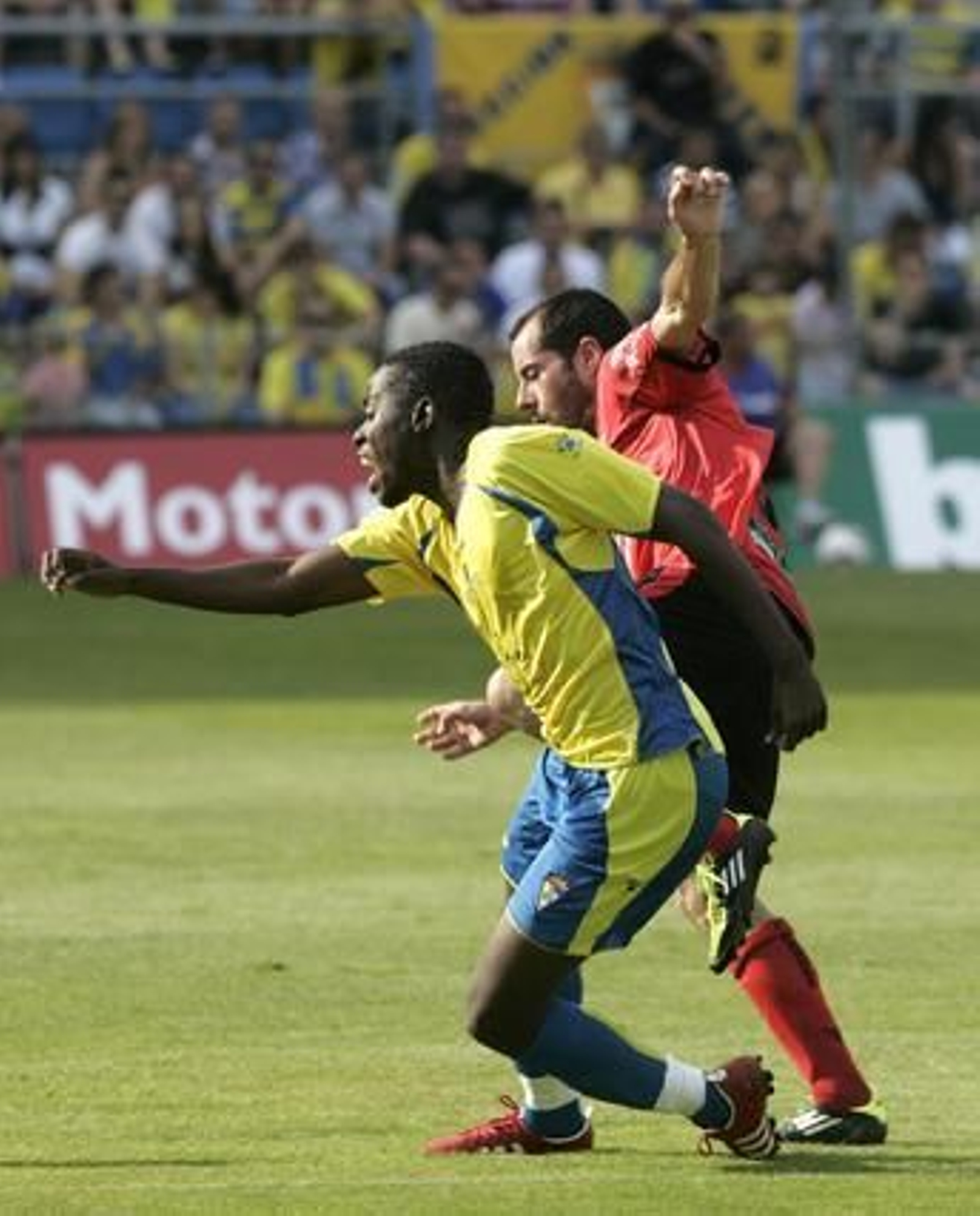 Moke, que volvía al once, es trabado en falta.

Foto: Jesus Marin