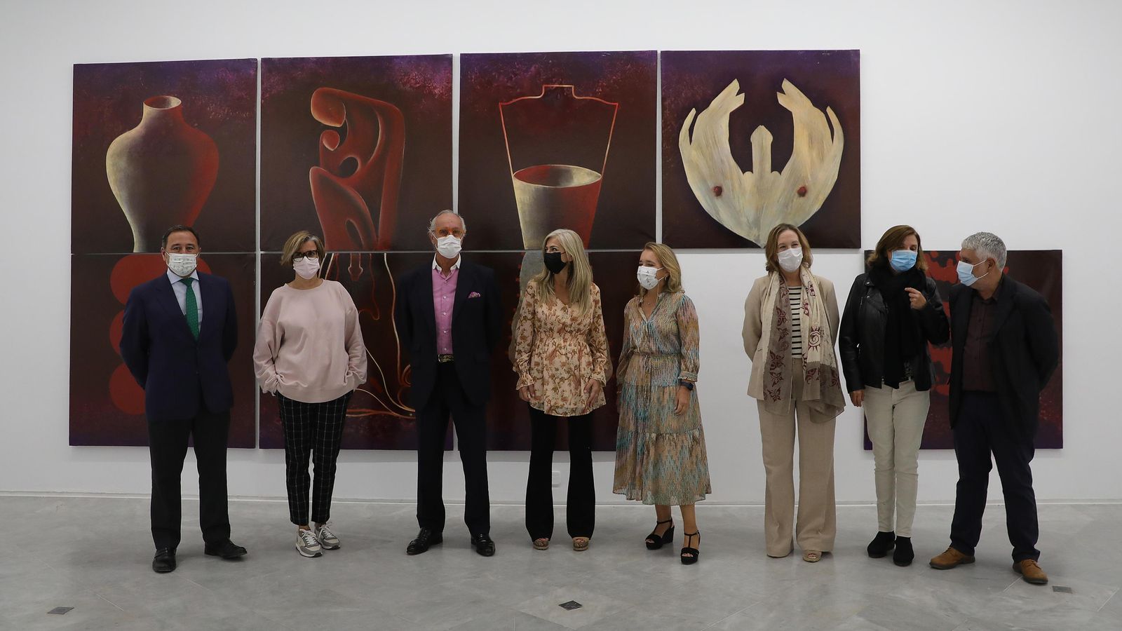 Laura Revuelta (segunda por la izquierda), Pepe Cobo y representantes de la Junta y el CAAC posan en la inauguración.