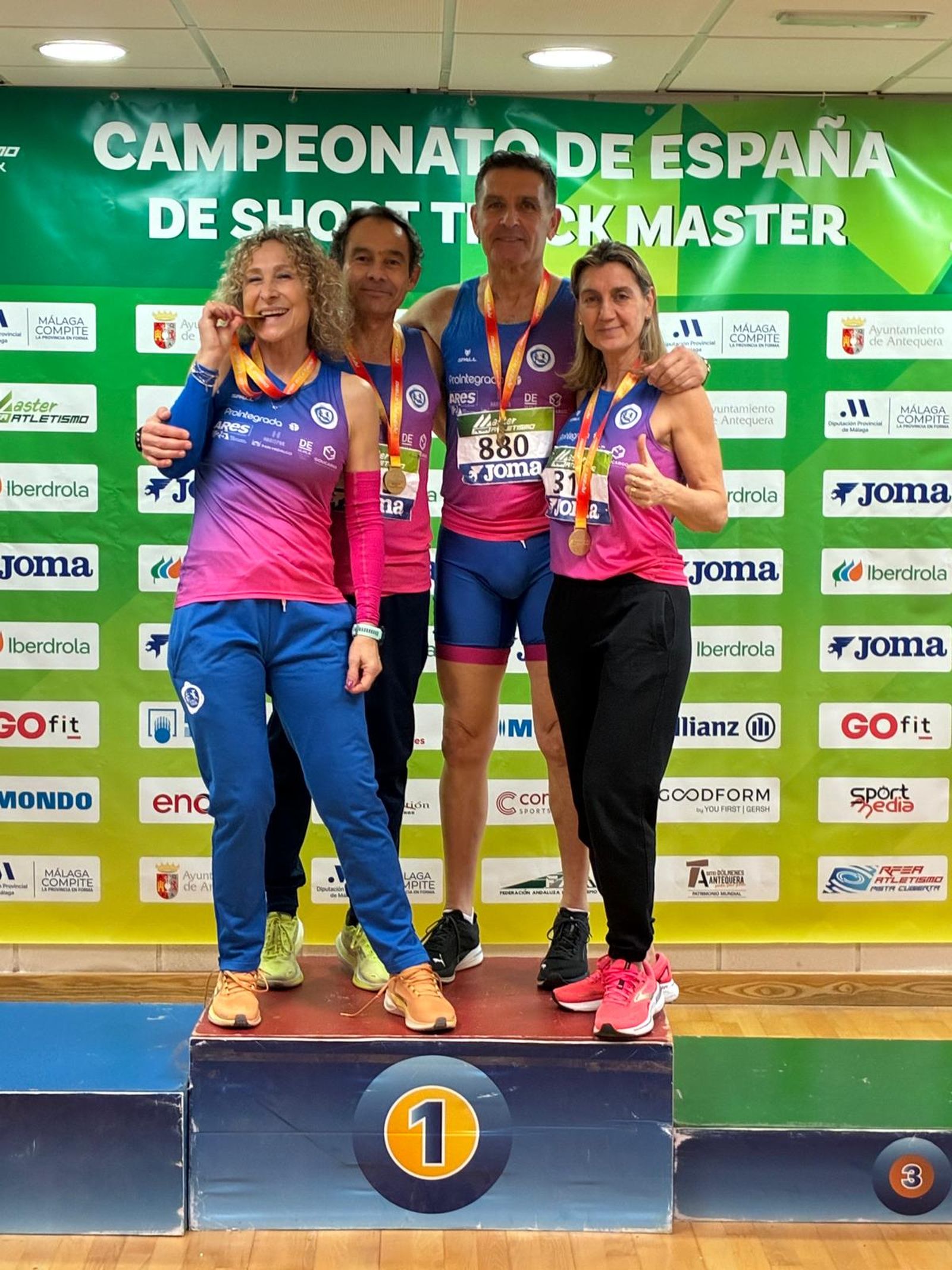 Un grupo de componentes del club almeriense subidos al podio después de uno de los oros logrados.