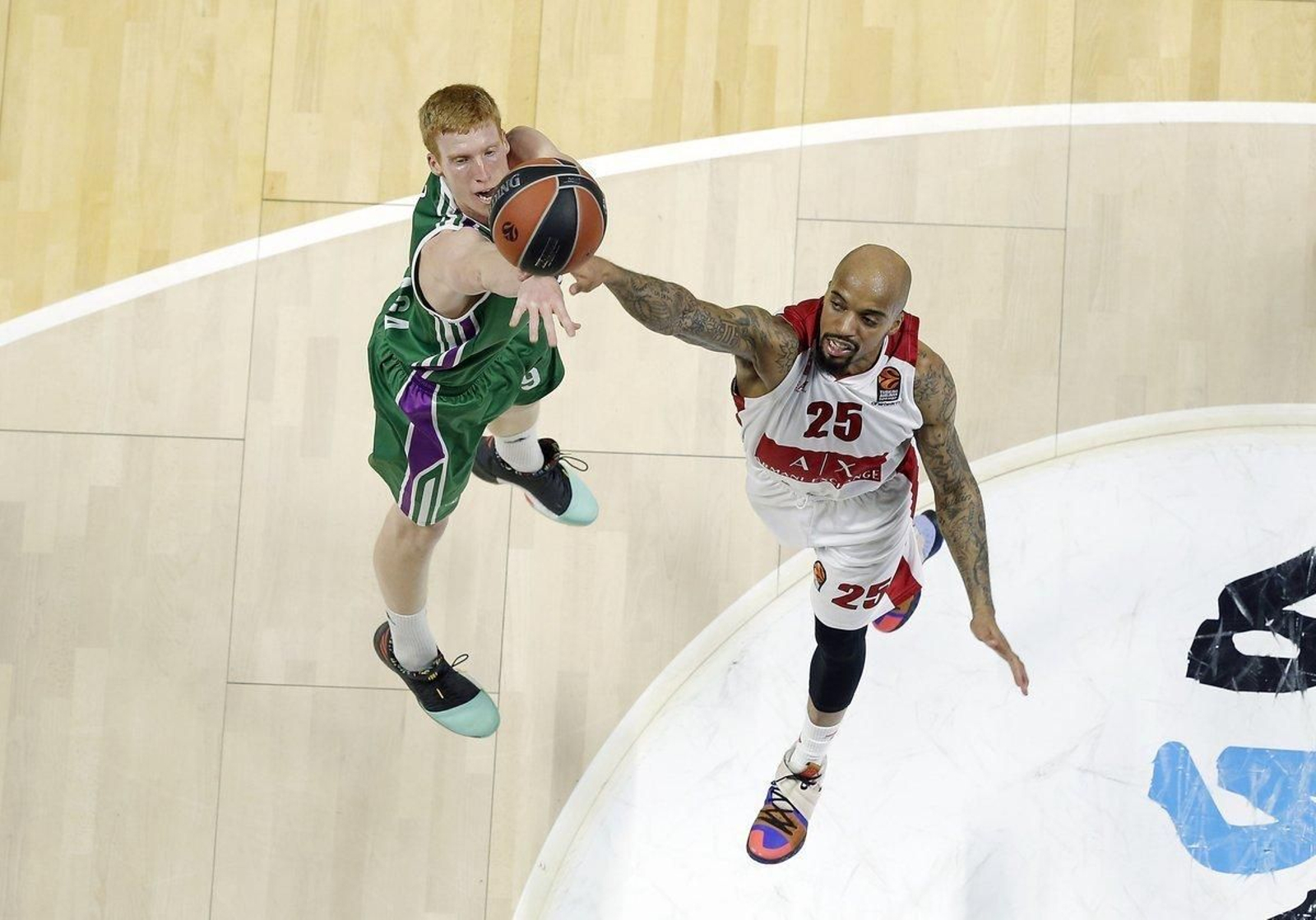 Alberto Díaz lanza a canasta ante Theodore.