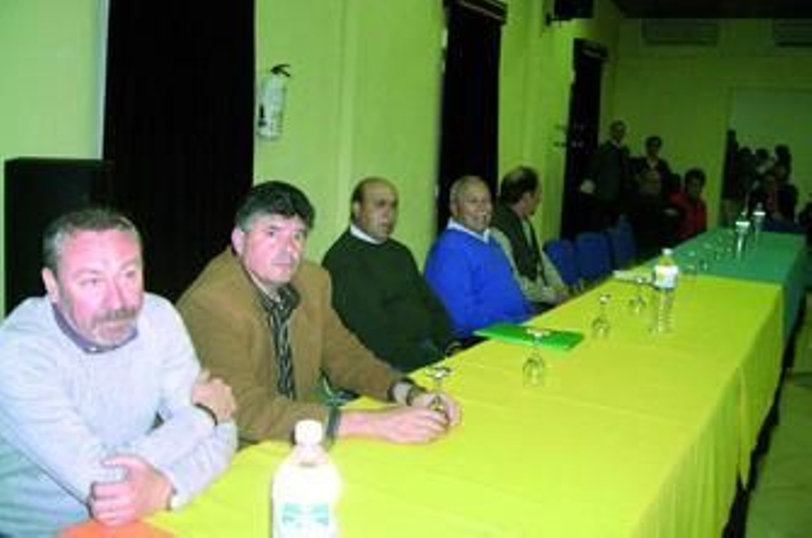 Algunos de los agricultores que ayer firmaron los convenios.