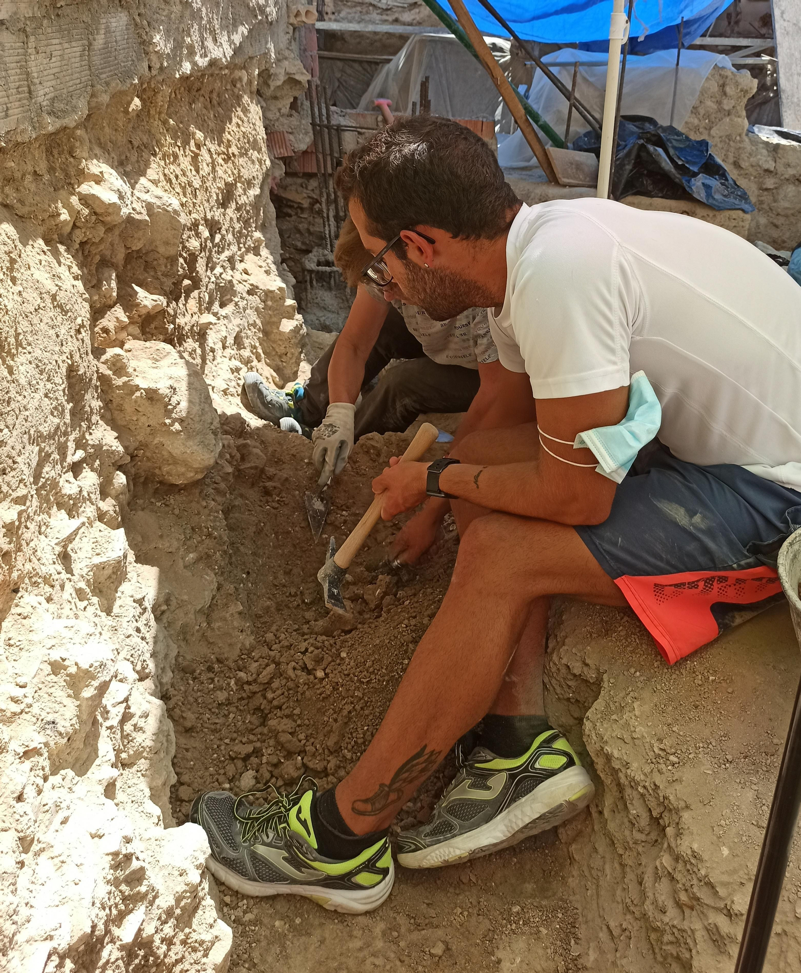 Trabajos que se han desarrollado este verano en el yacimiento, con una alumna de la UNED y un alumno del Máster de Patrimonio de la UCA.