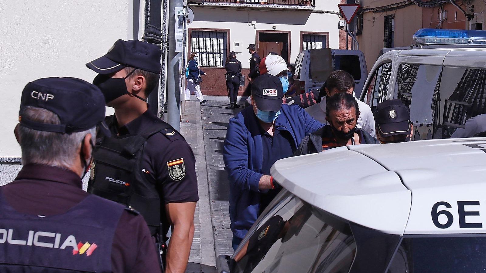 Un momento de la operación en la calle Tres Forcas, en Su Eminencia.