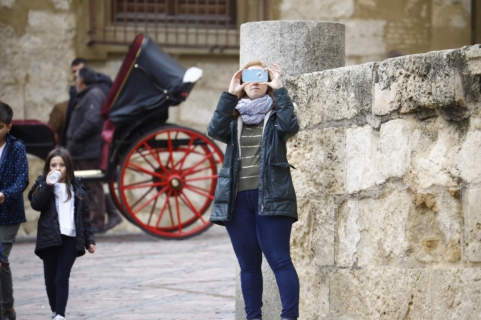 Los turistas abarrotan Córdoba por el Día de la Constitución, en imágenes