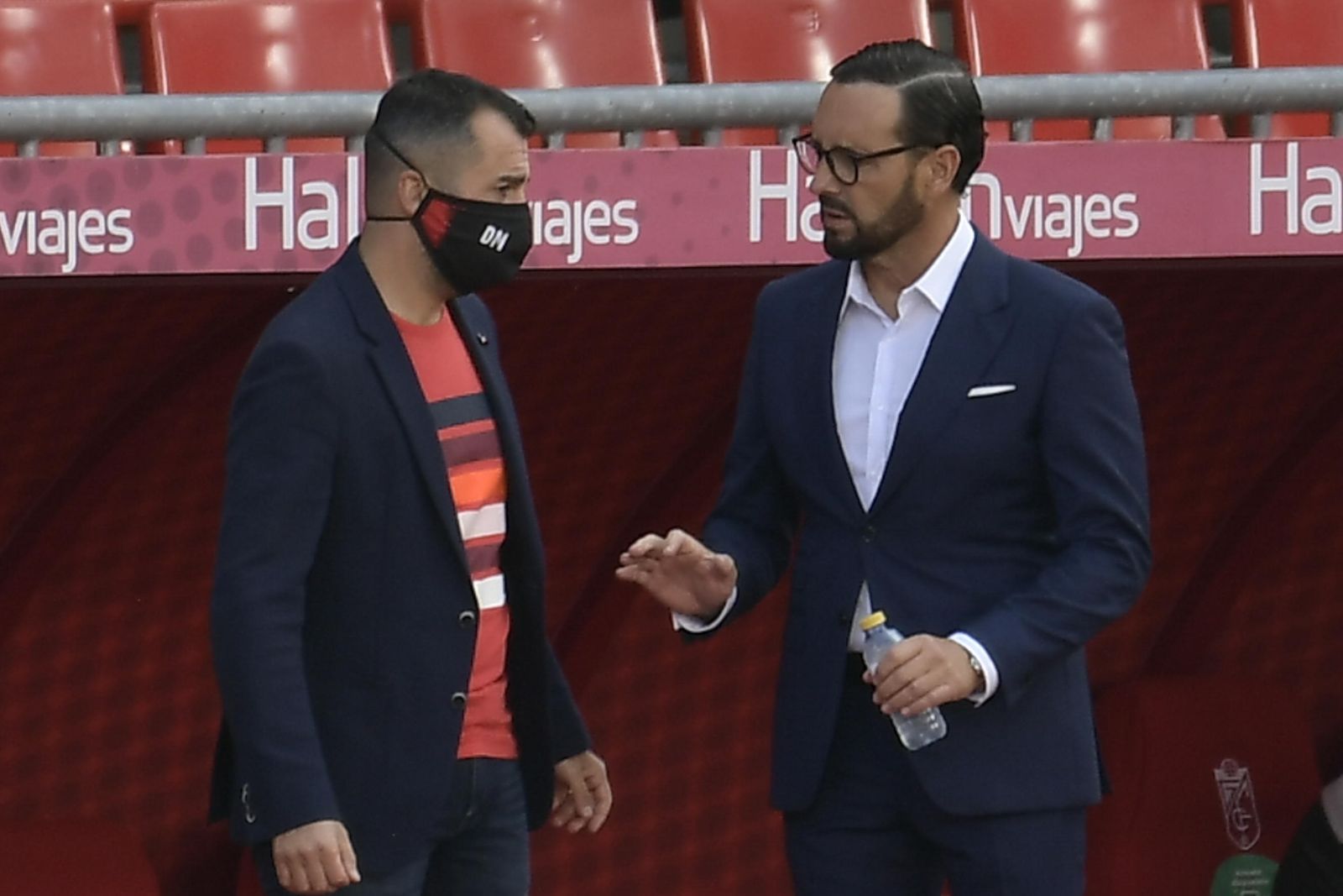 Diego Martínez dialoga con José Bordalás el pasado viernes.