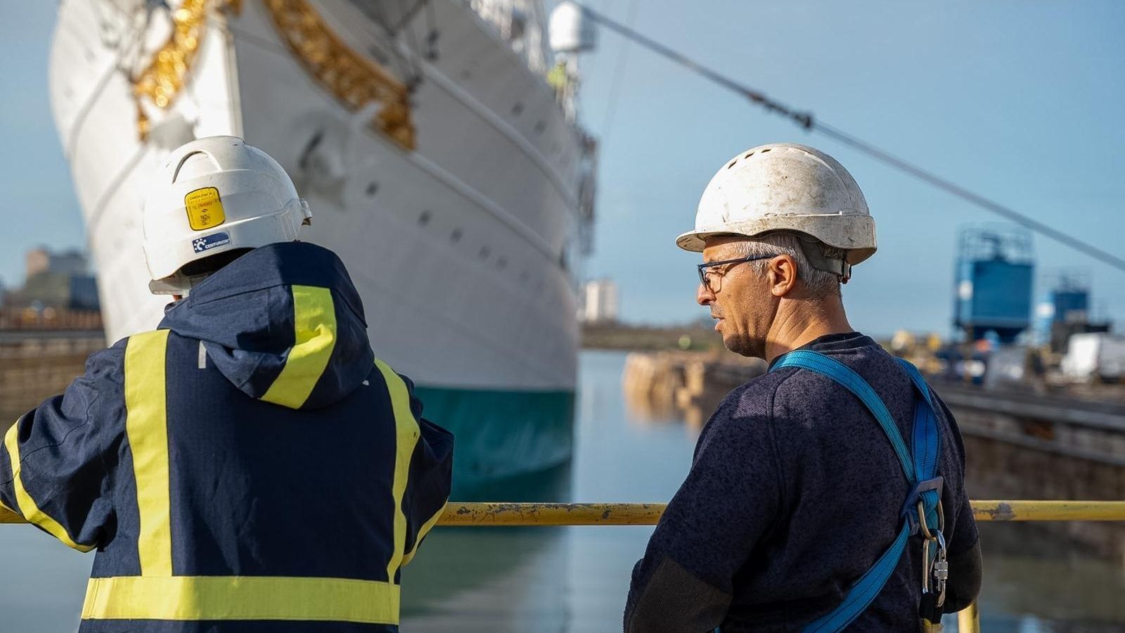 El 'Elcano' sale del dique de Navantia San Fernando.