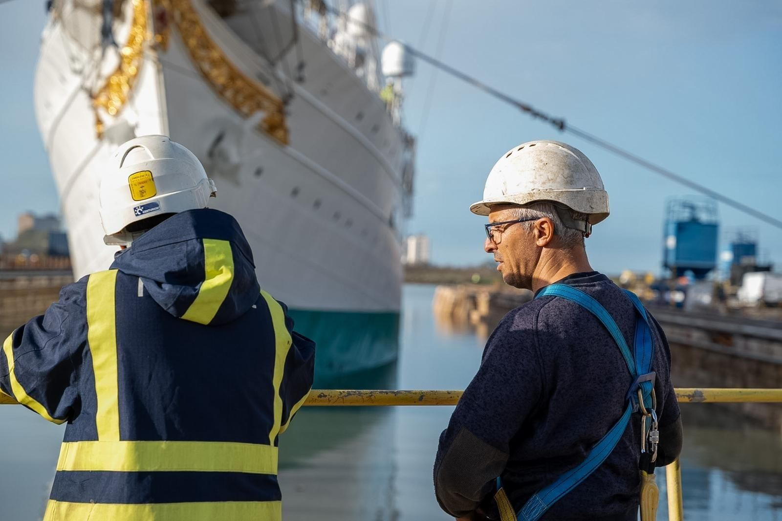 El 'Elcano' sale del dique de Navantia San Fernando.