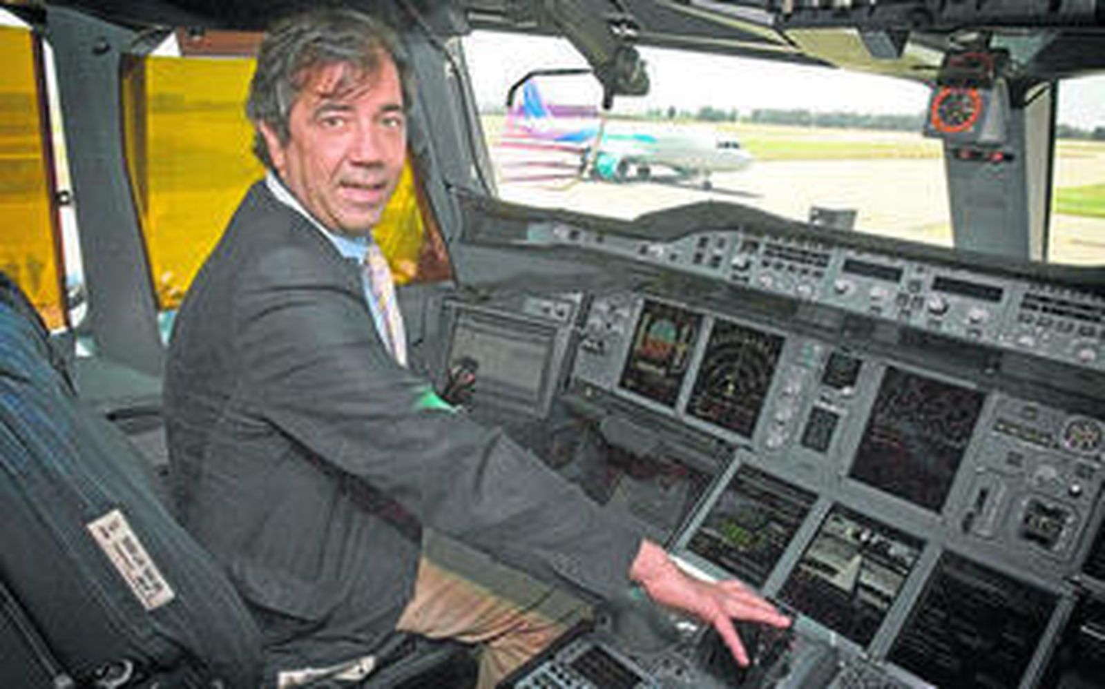 Fernando Alonso, director de Ensayos en Vuelo de Airbus desde 2007, toma el relevo de Domingo Ureña al frente de Airbus en España.