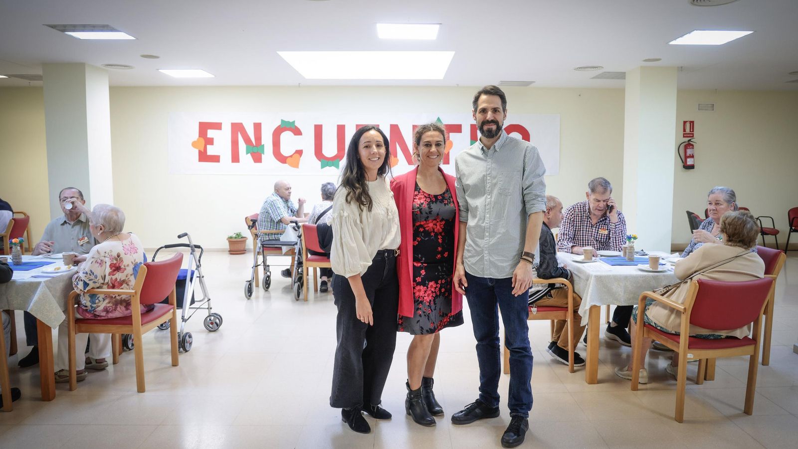 Los psicólogos del equipo de atención psicosocial de la Caixa Erika Rodríguez y Daniel Nogaledo flanquean a la directora de Fundomar Bermejales, Sonia Peña.