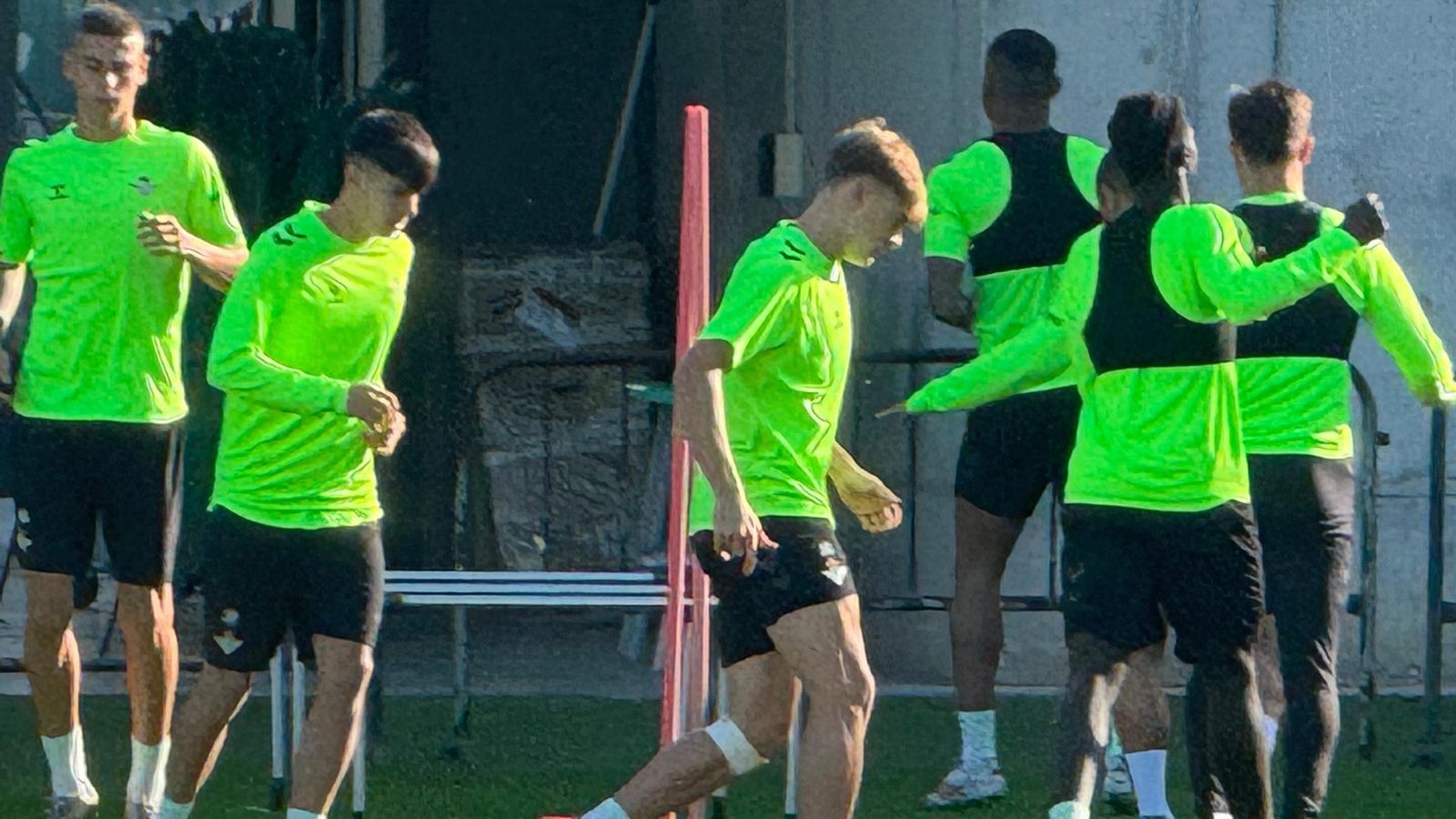Dani Pérez, Jesús Rodríguez y Sergio Arribas entrenando con el primer equipo