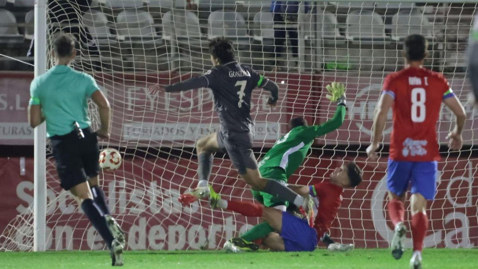 Gonzalo marca uno de sus cuatro goles al Algeciras.