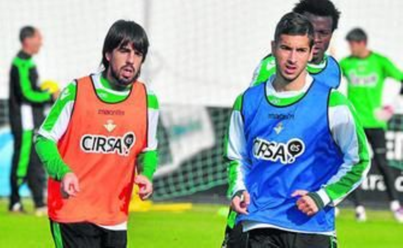 Vadillo, con Beñat a su derecha y Nosa Igiebor en un segundo plano.