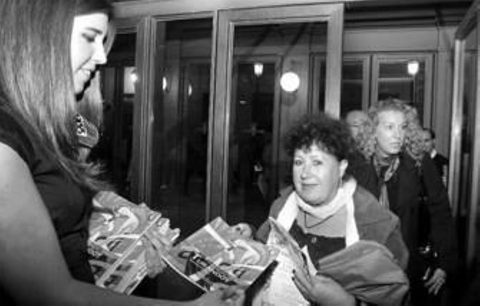 El público asistente al Teatro Villamarta recibe, ayer, el libreto de la ópera 'Turandot'.