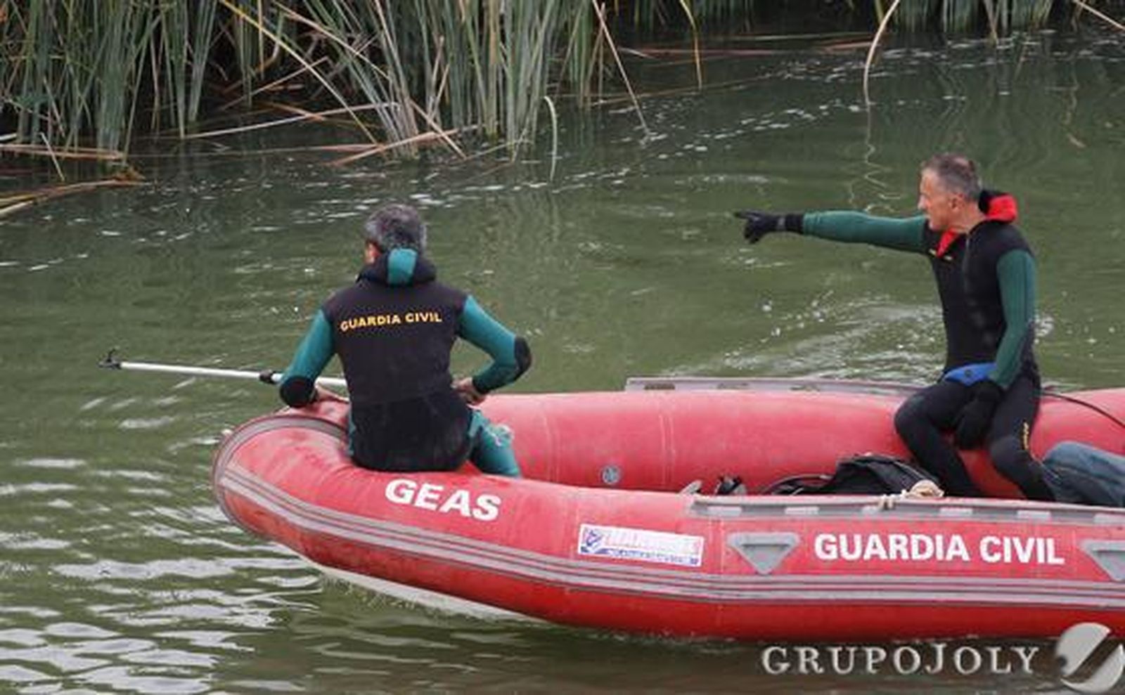 Los buzos buscan el río el cadáver del bañista. 

Foto: Victoria Hidalgo