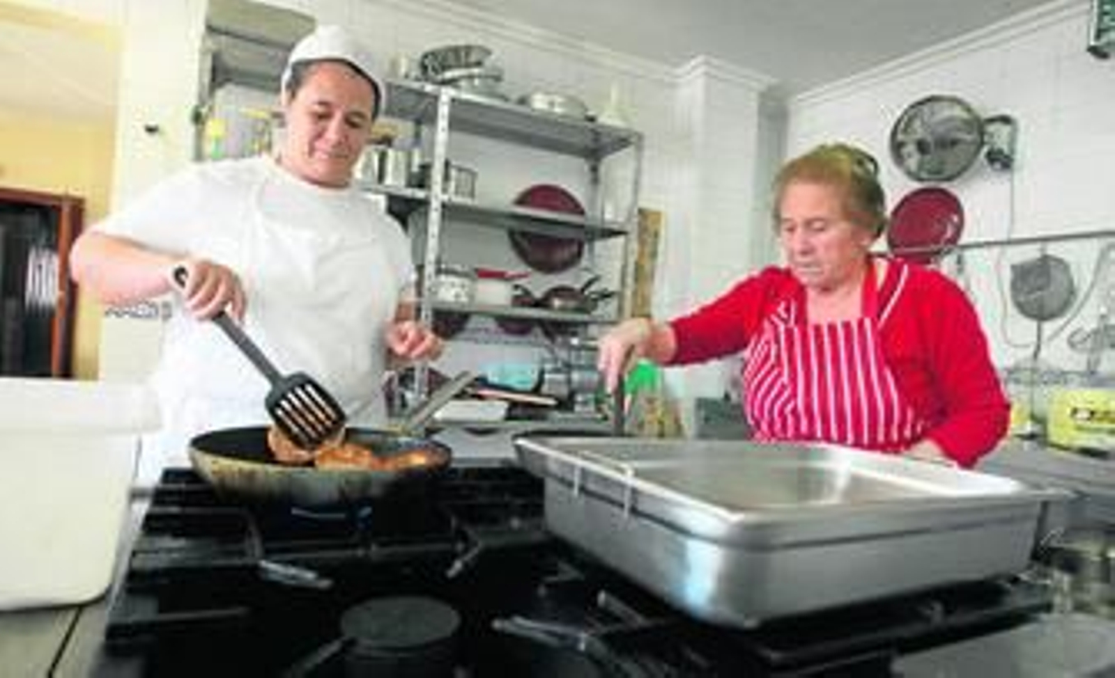 En la cocina las voluntarias trabajan a destajo para tener listo el almuerzo.