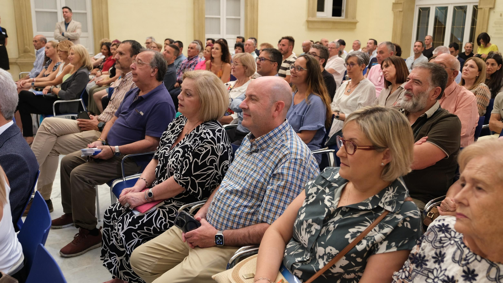 El Doctor Antonio Ríos presenta su libro 'Una Rodilla Feliz', en imágenes