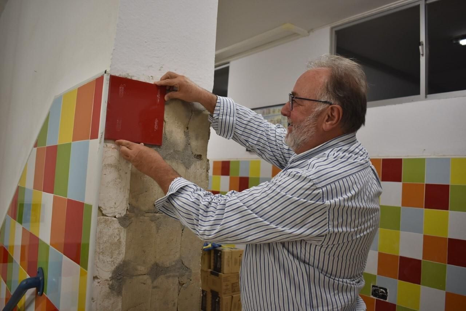 Joaquín Villanova repasa los azulejos caídos del colegio Isaac Peral.