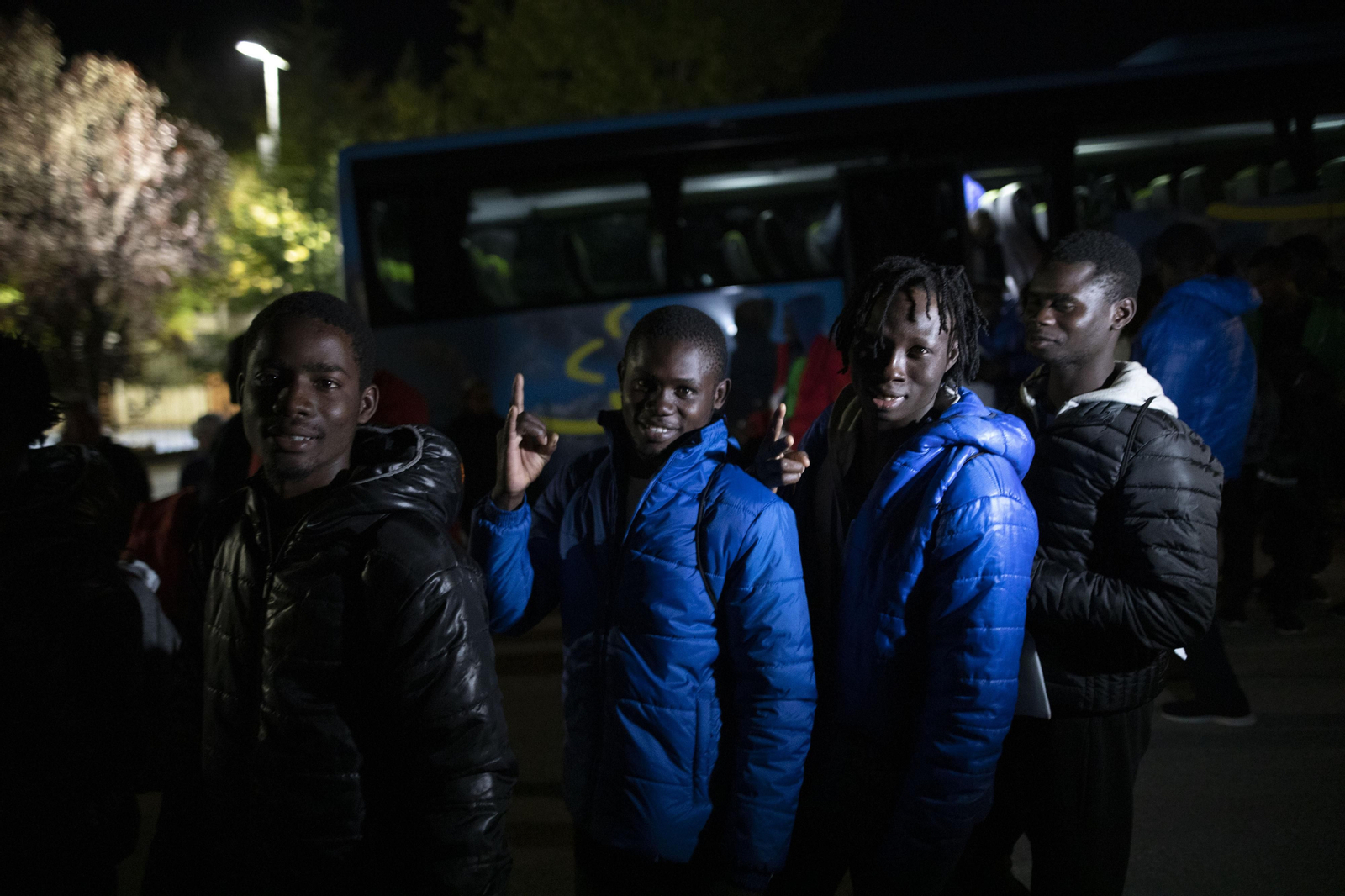 Así ha sido la llegada al albergue granadino de Víznar de más de un centenar de migrantes llegados de Canarias