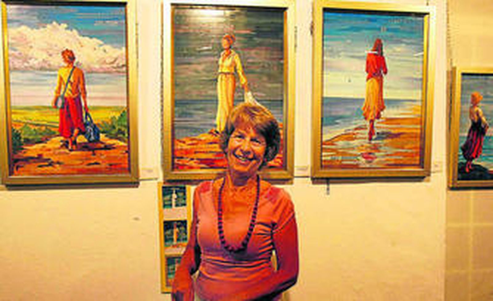 La artista Keka Raffo posa frente a sus cuadros en la Casa Grande.