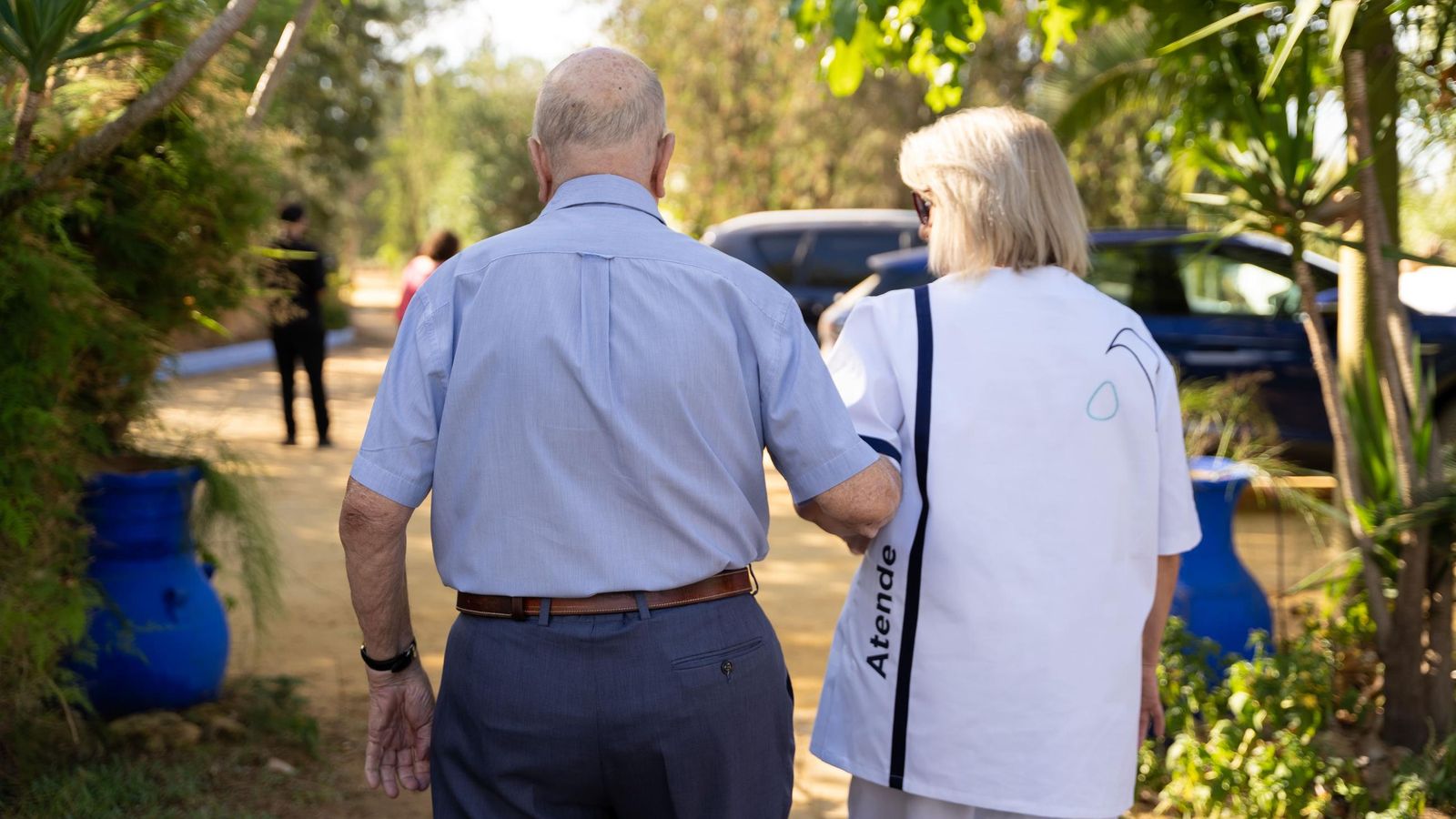 Una trabajadora de Atende ayuda a una persona mayor.