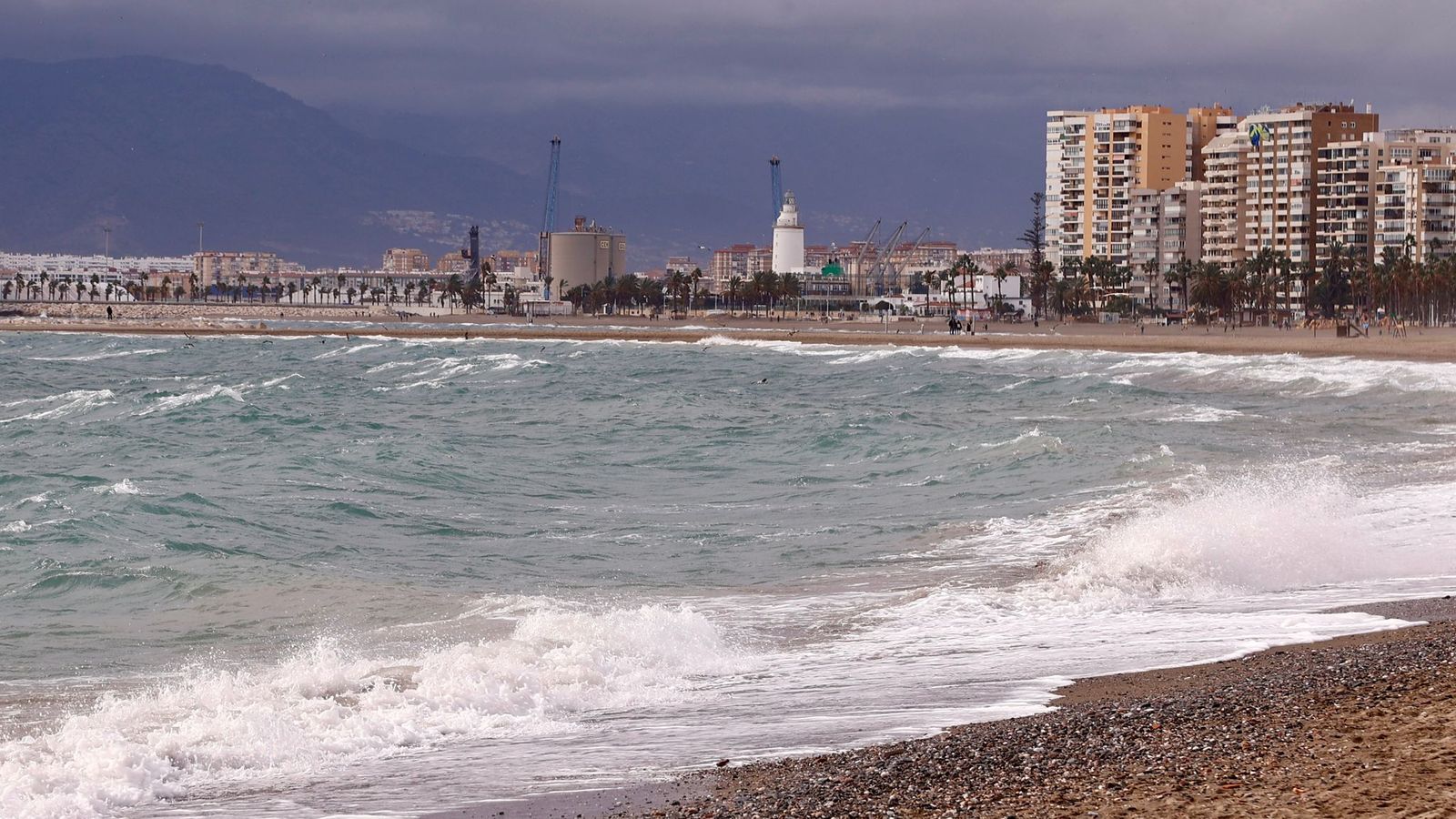 Mar revuelto por el viento, este sábado por la mañana en la playa en Málaga.