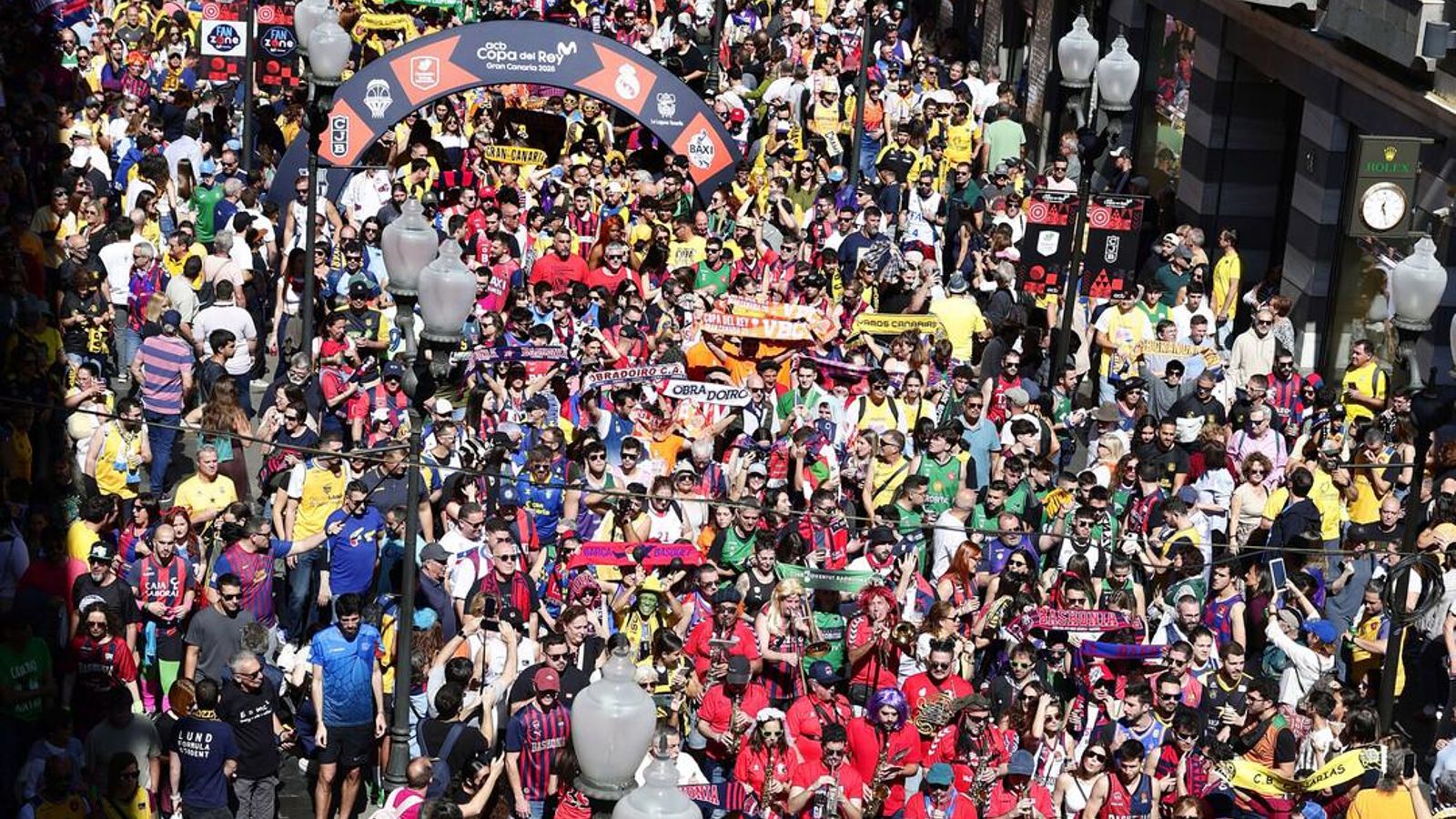 La gran fiesta de las aficiones en la Copa: Miles de personas toman las calles de Las Palmas