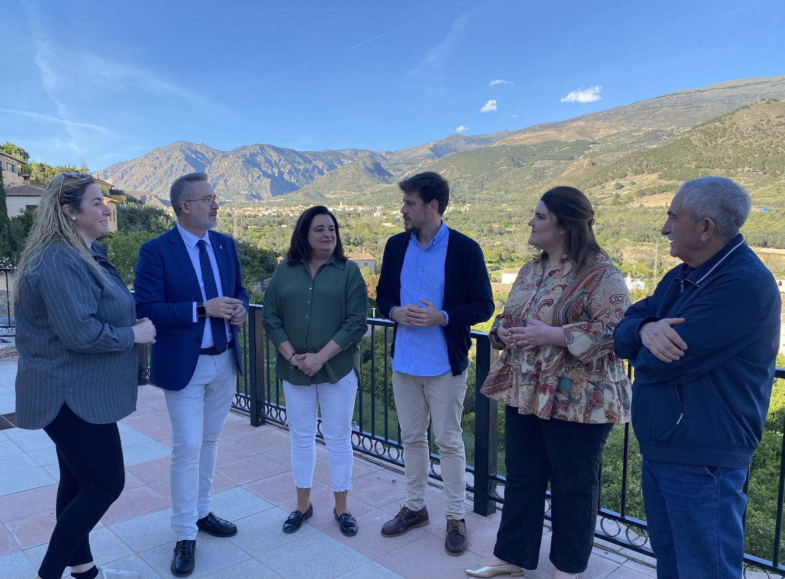 Antonio García Villena junto a varios representantes.