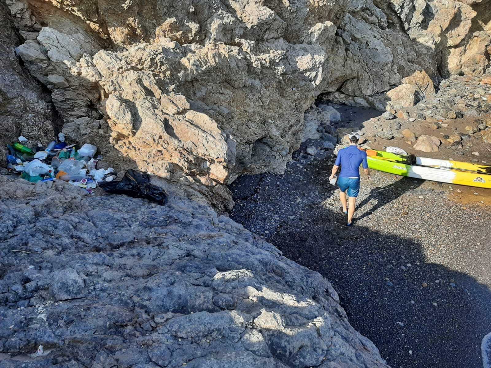 Vecinos de Aguadulce limpiando las calas llenas de basura gracias al uso de su kayak.