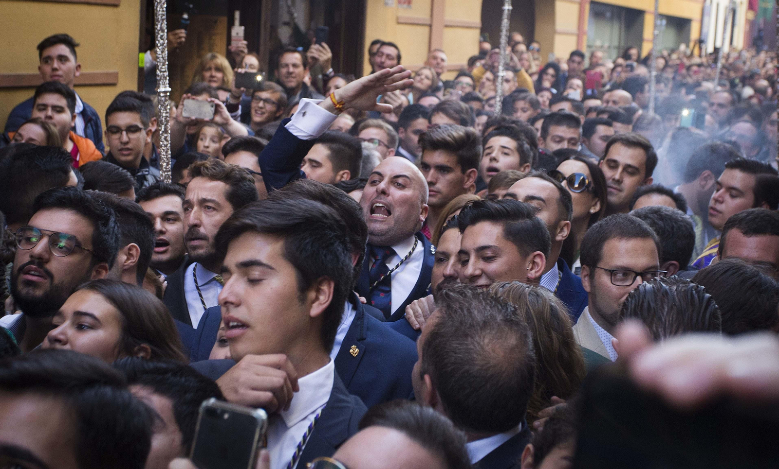 El traslado de la Esperanza de Triana, en imágenes